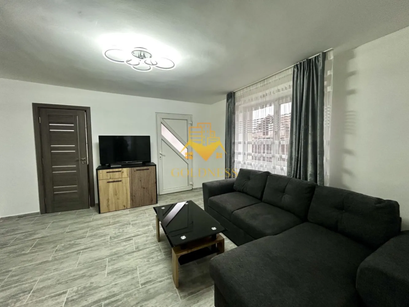 3 camere Modern, Parcare, Curte, Pet Friendly, Parc Poligon, Floresti - GOLDNESS Imobiliare vă propune spre închiriere un apartament cu camere complet mobilat și utilat, situat la parterul unei case cu 1 etaj, situat in Floresti. Dispune de loc de parcare! Se află în apropierea stațiilor de transport în comun, magazine, restaurante, spații verzi, farmacii, etc. Apartamentul este compartimentat astfel: - dormitor cu pat matrimonial, dressing, noptiere, comoda tv - dormitor cu pat matrimonial, dressing, noptiere, comoda tv - living cu canapea extensibila, comoda tv, televizor - bucatarie complet utilată și mobilată, loc de servit masa - baie cu cada tip jacuzzi, calorifer port prosop și dulap pentru depozitare. Imobilul este dotat cu toate cele necesare- centrală proprie, frigider, aragaz, hotă, mașină de spălat haine, televizor, etc. Dacă sunteți interesați de acest apartament și doriți să îl vizionați, dar și pentru alte oferte nu ezitați să ne contactați telefonic sau prin e-mail. Vă stăm la dispoziție! Pentru intermediere se percepe un comision de 50% din prețul chiriei! }}