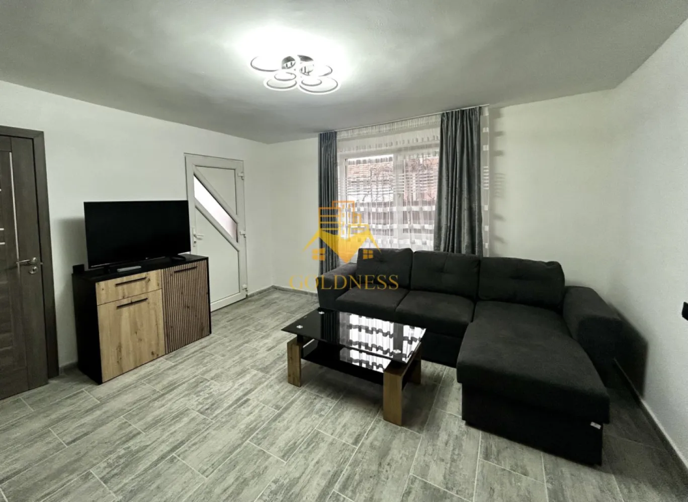 3 camere Modern, Parcare, Curte, Pet Friendly, Parc Poligon, Floresti - GOLDNESS Imobiliare vă propune spre închiriere un apartament cu camere complet mobilat și utilat, situat la parterul unei case cu 1 etaj, situat in Floresti. Dispune de loc de parcare! Se află în apropierea stațiilor de transport în comun, magazine, restaurante, spații verzi, farmacii, etc. Apartamentul este compartimentat astfel: - dormitor cu pat matrimonial, dressing, noptiere, comoda tv - dormitor cu pat matrimonial, dressing, noptiere, comoda tv - living cu canapea extensibila, comoda tv, televizor - bucatarie complet utilată și mobilată, loc de servit masa - baie cu cada tip jacuzzi, calorifer port prosop și dulap pentru depozitare. Imobilul este dotat cu toate cele necesare- centrală proprie, frigider, aragaz, hotă, mașină de spălat haine, televizor, etc. Dacă sunteți interesați de acest apartament și doriți să îl vizionați, dar și pentru alte oferte nu ezitați să ne contactați telefonic sau prin e-mail. Vă stăm la dispoziție! Pentru intermediere se percepe un comision de 50% din prețul chiriei! }}