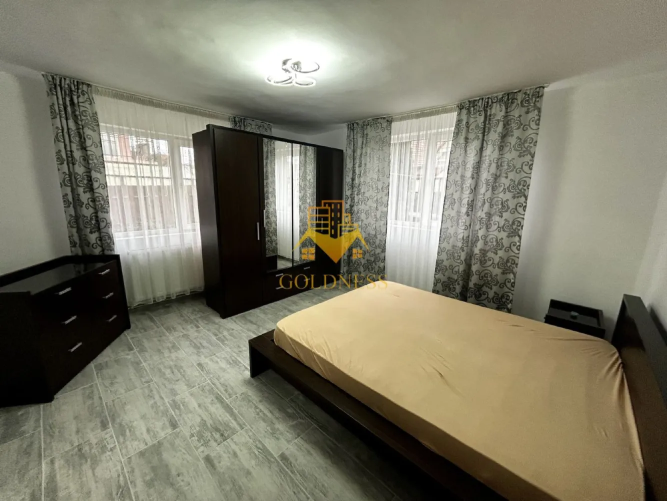 3 camere Modern, Parcare, Curte, Pet Friendly, Parc Poligon, Floresti - GOLDNESS Imobiliare vă propune spre închiriere un apartament cu camere complet mobilat și utilat, situat la parterul unei case cu 1 etaj, situat in Floresti. Dispune de loc de parcare! Se află în apropierea stațiilor de transport în comun, magazine, restaurante, spații verzi, farmacii, etc. Apartamentul este compartimentat astfel: - dormitor cu pat matrimonial, dressing, noptiere, comoda tv - dormitor cu pat matrimonial, dressing, noptiere, comoda tv - living cu canapea extensibila, comoda tv, televizor - bucatarie complet utilată și mobilată, loc de servit masa - baie cu cada tip jacuzzi, calorifer port prosop și dulap pentru depozitare. Imobilul este dotat cu toate cele necesare- centrală proprie, frigider, aragaz, hotă, mașină de spălat haine, televizor, etc. Dacă sunteți interesați de acest apartament și doriți să îl vizionați, dar și pentru alte oferte nu ezitați să ne contactați telefonic sau prin e-mail. Vă stăm la dispoziție! Pentru intermediere se percepe un comision de 50% din prețul chiriei! }}