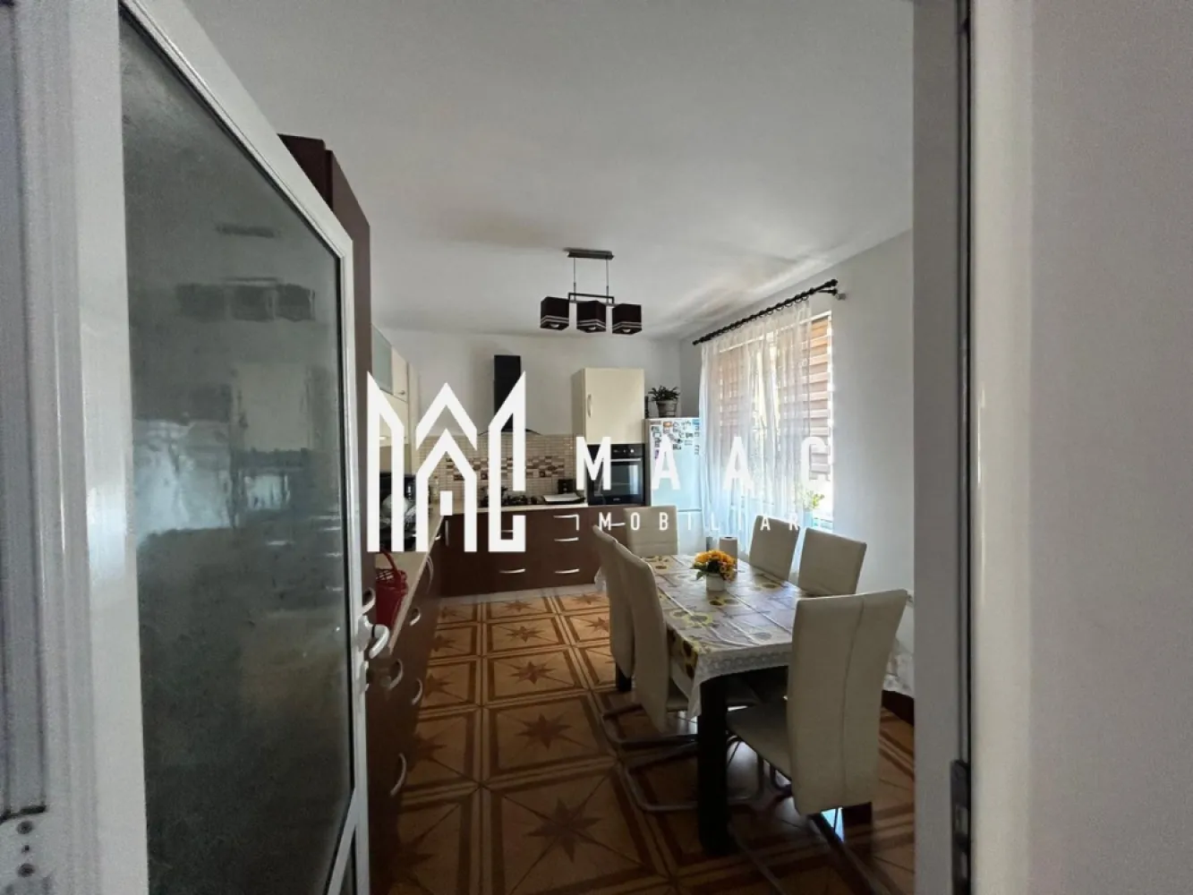 Casa Individuala I Acces auto I Pretabil investitie I Strand - Va propunem spre inchiriere o casa de 10 camere situata in zona Strand. Locuinta cuprinde: - demisol: living, 3 dormitoare, bucatarie, baie. - parter: living, 2 dormitoare, bucatarie, baie. - mansarda: living, 2 dormitoare, chicineta, baie. Acces auto in curte cu zona de BBQ si de relaxare. Pretabil pentru spatiu comercial si de locuit. Disponibil imediat. Pentru mai multe detalii, precizati telefonic ca ati vazut anuntul cu ID: CP2811648 }}