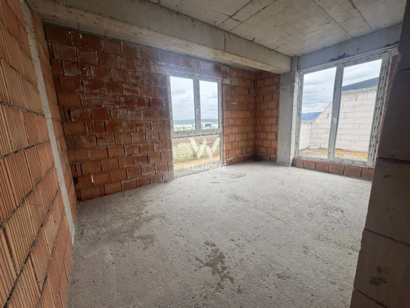 Penthouse, 80 mp utili, Selimbar, Sibiu - COMISION 0 Apartament tip Penthouse cu 3 camere, in Selimbar - Zona Triajului Loc de parcare suprateran inclus in pret Termen receptie: iunie 2026 Regim de inaltime bloc P+2+ ER Situat la etajul retras cu o suprafata utila de 80 mpu + terasa de 60 mp si balcon 6.7 mp Compartimentare: Hol, Living + Bucatarie, 2xDormitoare, Baie , Dressing, Terasa, Balcon Predare: La GRI Pret: 160.000 Euro TVA INCLUS Detalii si vizionari: 0752.088.381- Roxana }}