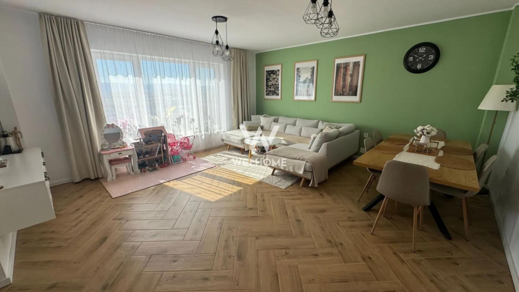 Casă nouă | 193 mp | Garaj dublu | Curte 315 mp | Mobilată – Șura Mare - Îți imaginezi dimineața cu cafeaua pe terasa de 17 mp, în timp ce copiii se joacă în siguranță în curtea din spate? Această casă individuală, construită în 2024, face exact asta posibil – la doar 5 minute de Sibiu, într-o zonă liniștită, exclusiv rezidențială. CE PRIMEȘTI: • 193 mp utili pe 3 niveluri (demisol, parter, etaj + pod) • Teren 400 mp – curte liberă de 315 mp în spate, complet privată • Garaj pentru 2 mașini + 2 locuri parcare exterioare • Terasă generoasă de 17 mp • 3 dormitoare (unul cu baie proprie), living open space, 2 băi • Încălzire în pardoseală pe toată suprafața • Aer condiționat inclus PREDARE IMEDIATĂ: Casa se vinde mobilată și utilată complet (excepție: mobilier camera copilului). Te muți fără niciun stres. LOCAȚIE: Șura Mare – Viile Sibiului. Acces rapid la Prima Shopping Center, școli, mijloace de transport. Vedere spre munți și spre oraș. Se acceptă credit ipotecar. Preț: 295.000 € (negociabil) Sună sau scrie pentru o vizionare – disponibilitate imediată. }}