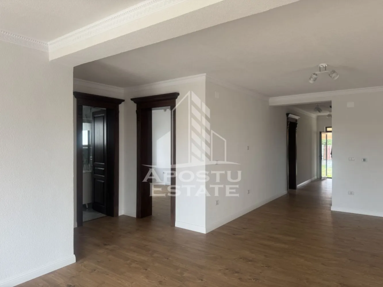 Casa individuala in GHIRODA - Apostu Estate va ofera spre vanzare o casa individula in Ghiroda la doar cateva minute de oras.
Acces foarte bun catre mijloacele de transport in comun si magazine.
Constructie noua din caramida ,ridicata pe regim de inaltime P,avand acoperis de tigla si tamplarie Pvc din geam Termopan.
 Utilitatiile;apa,gaz,curtent si canalizare.
incalzirea se realizeaza prin intermediul centralei pe gaz prin pardoseala.
Curtea este imprejmuita cu gard de beton si pavata .
Constructioa dispune de o suprafata utila de 160 mp si un teren foarte generos de 585 mp,cu deschidere mare avand posibilitatea de a parca in curte.
 Compartimentare;
PARTER;
-hol de acces
-living spatios cu dinning
-bucatarie inchisa 
-3 dormitoare unul din ele are grup sanitar 
-2 bai
-camera tehnica (loc de depozitare)
-terasa acoperita 
Dotarii;,usi din lemn masiv,termostat de ambient in fiecare incapere,pod inalt perfect pentru depozitare.,geamuri mari.
 Se accepta variante de creditare,mai multe detalii la telefon.
Nu ezitati sa ne contactati,va asteptam cu drag la o vizionare chiar astazi!