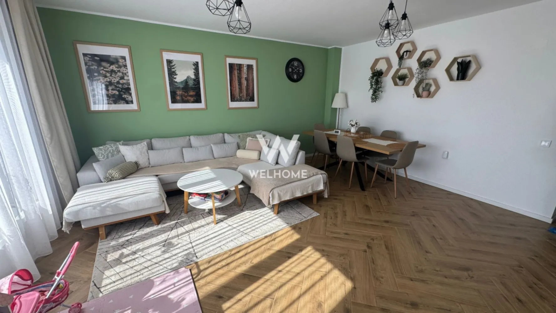 Casă nouă | 193 mp | Garaj dublu | Curte 315 mp | Mobilată – Șura Mare - Îți imaginezi dimineața cu cafeaua pe terasa de 17 mp, în timp ce copiii se joacă în siguranță în curtea din spate? Această casă individuală, construită în 2024, face exact asta posibil – la doar 5 minute de Sibiu, într-o zonă liniștită, exclusiv rezidențială. CE PRIMEȘTI: • 193 mp utili pe 3 niveluri (demisol, parter, etaj + pod) • Teren 400 mp – curte liberă de 315 mp în spate, complet privată • Garaj pentru 2 mașini + 2 locuri parcare exterioare • Terasă generoasă de 17 mp • 3 dormitoare (unul cu baie proprie), living open space, 2 băi • Încălzire în pardoseală pe toată suprafața • Aer condiționat inclus PREDARE IMEDIATĂ: Casa se vinde mobilată și utilată complet (excepție: mobilier camera copilului). Te muți fără niciun stres. LOCAȚIE: Șura Mare – Viile Sibiului. Acces rapid la Prima Shopping Center, școli, mijloace de transport. Vedere spre munți și spre oraș. Se acceptă credit ipotecar. Preț: 295.000 € (negociabil) Sună sau scrie pentru o vizionare – disponibilitate imediată. }}