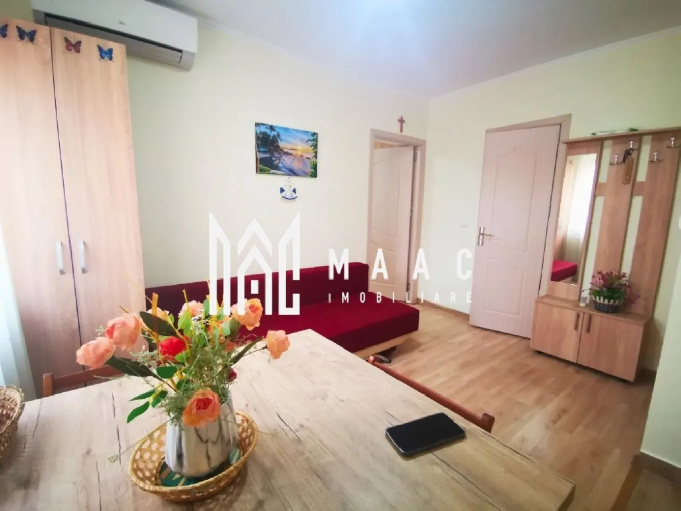 Garsonieră Traian | Etaj 1 | 28mp | - MAAC IMOBILIARE vă propune spre vânzare o locuință cochetă, eficient compartimentată, situată în zona Traian în apropiere de Școala Nr. 2, din Râmnicu Vâlcea Vă prezentăm o proprietate ideală atât pentru locuit, cât și pentru investiție, cu o compartimentare inteligentă ce oferă confort, deși are o suprafață compactă. Detalii generale: Suprafață utilă: 28 mp Compartimentare: 2 camere (în acte) Etaj: 1 Bloc anvelopat Dotat cu gigacalorimetru – costuri reduse și control asupra consumului Compartimentare practică: -Dormitor separat – spațios, cu dressing generos până în tavan -Living + bucătărie open space – zonă modernă și bine organizată -Baie – dotată cu cabină de duș, finisaje curate și instalații refăcute Dotări și beneficii: -Instalații electrice și sanitare complet refăcute (cupru) -Aer condiționat Fujitsu 12000 BTU A++ -Smart TV -Mașină de spălat -Frigider -Finisaje moderne, fără necesitatea unor investiții suplimentare Se vinde complet mobilată și utilată, exact ca în fotografii – gata pentru mutare imediată! Localizare excelentă: -Imobilul este amplasat în zona Traian – una dintre cele mai căutate zone din oraș, cu acces rapid către: -Școala Nr. 2 -magazine și supermarketuri -stații de transport în comun -alte puncte de interes O alegere ideală pentru locuință proprie sau investiție sigură! Pentru detalii și vizionări, echipa MAAC IMOBILIARE vă stă la dispoziție! CP3010400 }}