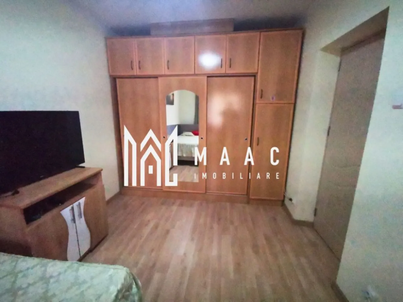 Garsonieră Traian | Etaj 1 | 28mp | - MAAC IMOBILIARE vă propune spre vânzare o locuință cochetă, eficient compartimentată, situată în zona Traian în apropiere de Școala Nr. 2, din Râmnicu Vâlcea Vă prezentăm o proprietate ideală atât pentru locuit, cât și pentru investiție, cu o compartimentare inteligentă ce oferă confort, deși are o suprafață compactă. Detalii generale: Suprafață utilă: 28 mp Compartimentare: 2 camere (în acte) Etaj: 1 Bloc anvelopat Dotat cu gigacalorimetru – costuri reduse și control asupra consumului Compartimentare practică: -Dormitor separat – spațios, cu dressing generos până în tavan -Living + bucătărie open space – zonă modernă și bine organizată -Baie – dotată cu cabină de duș, finisaje curate și instalații refăcute Dotări și beneficii: -Instalații electrice și sanitare complet refăcute (cupru) -Aer condiționat Fujitsu 12000 BTU A++ -Smart TV -Mașină de spălat -Frigider -Finisaje moderne, fără necesitatea unor investiții suplimentare Se vinde complet mobilată și utilată, exact ca în fotografii – gata pentru mutare imediată! Localizare excelentă: -Imobilul este amplasat în zona Traian – una dintre cele mai căutate zone din oraș, cu acces rapid către: -Școala Nr. 2 -magazine și supermarketuri -stații de transport în comun -alte puncte de interes O alegere ideală pentru locuință proprie sau investiție sigură! Pentru detalii și vizionări, echipa MAAC IMOBILIARE vă stă la dispoziție! CP3010400 }}