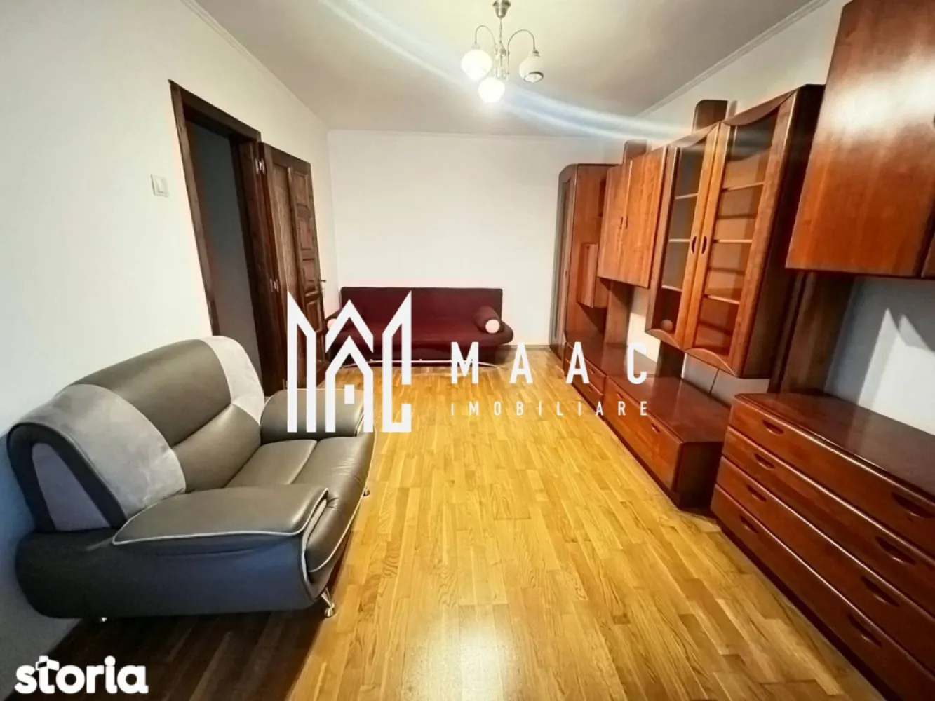 Apartament 2 camere | Ostroveni | etaj 4/10 | lift | centrală - MAAC IMOBILIARE vă propune spre vânzare un apartament cu 2 camere decomandat, situat în zona Ostroveni – Râmnicu Vâlcea Vă prezentăm un apartament primitor și bine compartimentat, amplasat la etajul 4 din 10, într-un bloc stradal dotat cu lift, ideal atât pentru locuit, cât și pentru investiție. Detalii generale: -Suprafață utilă: 49,47 mp -Suprafață totală: 53,28 mp Etaj: 4 / 10 Orientare: Sud – lumină naturală pe tot parcursul zilei -Bloc prevăzut cu lift -Locuri de parcare disponibile în zonă Compartimentare eficientă: -Living: 16,55 mp -Dormitor: 12,43 mp -Bucătărie: 6,89 mp -Baie: 4,60 mp -Hol: 6,10 mp -Logie: 3,81 mp -Cămară: 1,09 mp -Debara: 1,81 mp Dotări și îmbunătățiri: -Instalație electrică schimbată -Instalație sanitară înlocuită -Izolație interioară -Balcon închis -Centrală termică proprie pe gaz Apartamentul se vinde complet mobilat și utilat, exact ca în fotografii – gata pentru mutare imediată! Localizare excelentă: Imobilul este situat într-o zonă foarte bine conectată, cu acces rapid către: -creșă și grădiniță -școli -stații de transport în comun -supermarketuri și diverse puncte de interes O alegere ideală pentru un stil de viață confortabil sau pentru investiție sigură! 📞 Pentru mai multe detalii sau programarea unei vizionări, echipa MAAC IMOBILIARE vă stă la dispoziție! CP3010248 }}