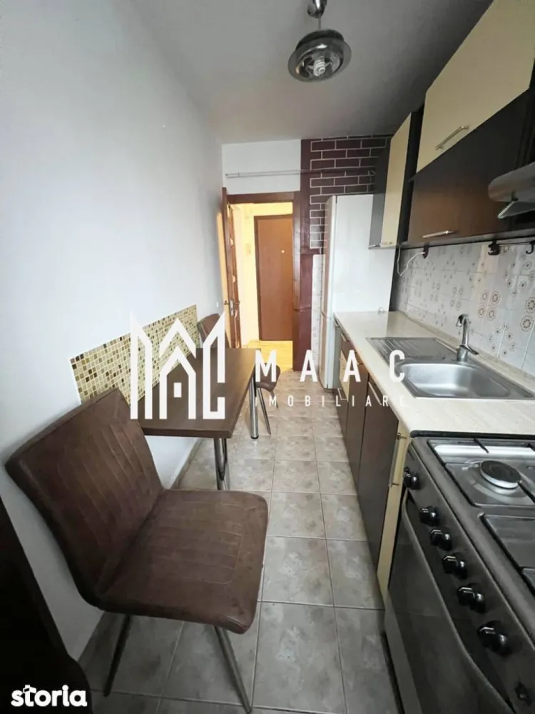 Apartament 2 camere | Ostroveni | etaj 4/10 | lift | centrală - MAAC IMOBILIARE vă propune spre vânzare un apartament cu 2 camere decomandat, situat în zona Ostroveni – Râmnicu Vâlcea Vă prezentăm un apartament primitor și bine compartimentat, amplasat la etajul 4 din 10, într-un bloc stradal dotat cu lift, ideal atât pentru locuit, cât și pentru investiție. Detalii generale: -Suprafață utilă: 49,47 mp -Suprafață totală: 53,28 mp Etaj: 4 / 10 Orientare: Sud – lumină naturală pe tot parcursul zilei -Bloc prevăzut cu lift -Locuri de parcare disponibile în zonă Compartimentare eficientă: -Living: 16,55 mp -Dormitor: 12,43 mp -Bucătărie: 6,89 mp -Baie: 4,60 mp -Hol: 6,10 mp -Logie: 3,81 mp -Cămară: 1,09 mp -Debara: 1,81 mp Dotări și îmbunătățiri: -Instalație electrică schimbată -Instalație sanitară înlocuită -Izolație interioară -Balcon închis -Centrală termică proprie pe gaz Apartamentul se vinde complet mobilat și utilat, exact ca în fotografii – gata pentru mutare imediată! Localizare excelentă: Imobilul este situat într-o zonă foarte bine conectată, cu acces rapid către: -creșă și grădiniță -școli -stații de transport în comun -supermarketuri și diverse puncte de interes O alegere ideală pentru un stil de viață confortabil sau pentru investiție sigură! 📞 Pentru mai multe detalii sau programarea unei vizionări, echipa MAAC IMOBILIARE vă stă la dispoziție! CP3010248 }}