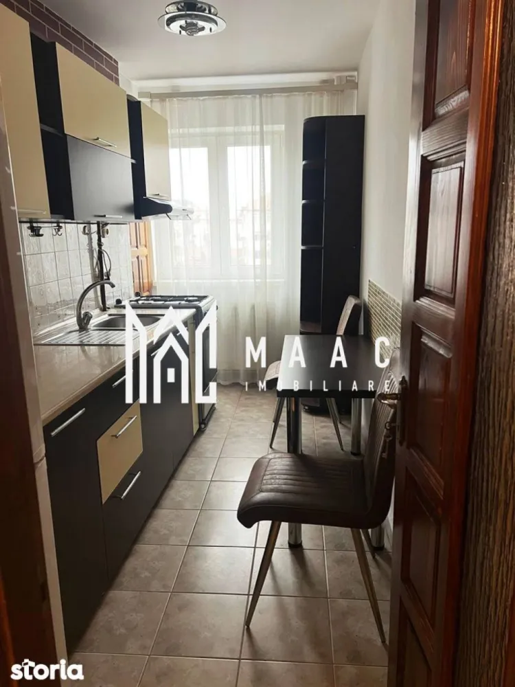 Apartament 2 camere | Ostroveni | etaj 4/10 | lift | centrală - MAAC IMOBILIARE vă propune spre vânzare un apartament cu 2 camere decomandat, situat în zona Ostroveni – Râmnicu Vâlcea Vă prezentăm un apartament primitor și bine compartimentat, amplasat la etajul 4 din 10, într-un bloc stradal dotat cu lift, ideal atât pentru locuit, cât și pentru investiție. Detalii generale: -Suprafață utilă: 49,47 mp -Suprafață totală: 53,28 mp Etaj: 4 / 10 Orientare: Sud – lumină naturală pe tot parcursul zilei -Bloc prevăzut cu lift -Locuri de parcare disponibile în zonă Compartimentare eficientă: -Living: 16,55 mp -Dormitor: 12,43 mp -Bucătărie: 6,89 mp -Baie: 4,60 mp -Hol: 6,10 mp -Logie: 3,81 mp -Cămară: 1,09 mp -Debara: 1,81 mp Dotări și îmbunătățiri: -Instalație electrică schimbată -Instalație sanitară înlocuită -Izolație interioară -Balcon închis -Centrală termică proprie pe gaz Apartamentul se vinde complet mobilat și utilat, exact ca în fotografii – gata pentru mutare imediată! Localizare excelentă: Imobilul este situat într-o zonă foarte bine conectată, cu acces rapid către: -creșă și grădiniță -școli -stații de transport în comun -supermarketuri și diverse puncte de interes O alegere ideală pentru un stil de viață confortabil sau pentru investiție sigură! 📞 Pentru mai multe detalii sau programarea unei vizionări, echipa MAAC IMOBILIARE vă stă la dispoziție! CP3010248 }}