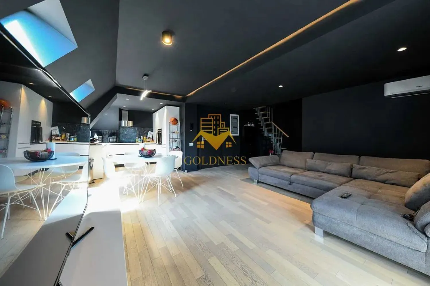 3 Camere, Penthouse, Premium, Europa,Zorilor,Parcare,UMF, Calea Turzii - GOLDNESS Imobiliare vă propune spre închiriere un apartament cu 3 camere complet mobilat și utilat, la etajul 2 într-un imobil de 2 etaje, în Cartierul Europa.
Parcare inclusa in curtea imobilului!
Se află în apropierea stațiilor de transport în comun, magazine, restaurante, spații verzi, farmacii, UMF, etc.

Apartamentul este compartimentat astfel:
 - dormitor cu pat matrimonial, dressing, noptiere
 - living cu bucatarie open space complet utilată și mobilată, canapea extensibilă, loc de servit masa 
 - mansarda mobilata tip birou, Videoproiector.
 - baie cu dus walk-in, calorifer port prosop și dulap pentru depozitare.
 - terasa de 10 mp.

Imobilul este dotat cu toate cele necesare- centrală proprie, frigider, aragaz, hotă, mașină de spălat haine, etc. 

Dacă sunteți interesați de acest apartament și doriți să îl vizionați, dar și pentru alte oferte nu ezitați să ne contactați telefonic sau prin e-mail. Vă stăm la dispoziție!
Pentru intermediere se percepe un comision de 50% din prețul chiriei!