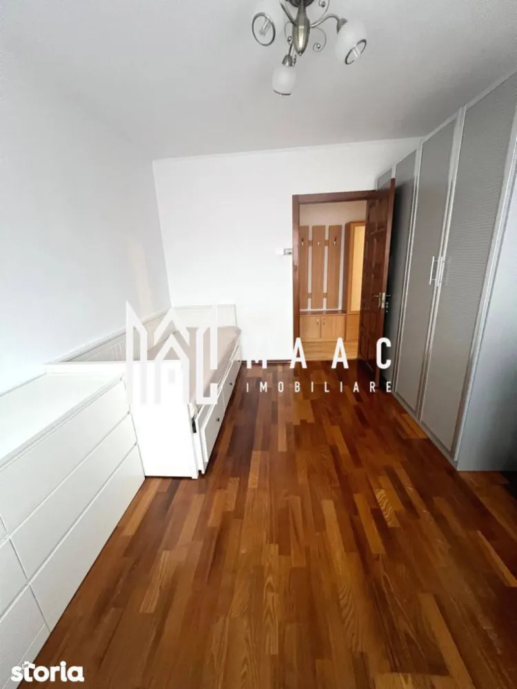 Apartament 2 camere | Ostroveni | etaj 4/10 | lift | centrală - MAAC IMOBILIARE vă propune spre vânzare un apartament cu 2 camere decomandat, situat în zona Ostroveni – Râmnicu Vâlcea Vă prezentăm un apartament primitor și bine compartimentat, amplasat la etajul 4 din 10, într-un bloc stradal dotat cu lift, ideal atât pentru locuit, cât și pentru investiție. Detalii generale: -Suprafață utilă: 49,47 mp -Suprafață totală: 53,28 mp Etaj: 4 / 10 Orientare: Sud – lumină naturală pe tot parcursul zilei -Bloc prevăzut cu lift -Locuri de parcare disponibile în zonă Compartimentare eficientă: -Living: 16,55 mp -Dormitor: 12,43 mp -Bucătărie: 6,89 mp -Baie: 4,60 mp -Hol: 6,10 mp -Logie: 3,81 mp -Cămară: 1,09 mp -Debara: 1,81 mp Dotări și îmbunătățiri: -Instalație electrică schimbată -Instalație sanitară înlocuită -Izolație interioară -Balcon închis -Centrală termică proprie pe gaz Apartamentul se vinde complet mobilat și utilat, exact ca în fotografii – gata pentru mutare imediată! Localizare excelentă: Imobilul este situat într-o zonă foarte bine conectată, cu acces rapid către: -creșă și grădiniță -școli -stații de transport în comun -supermarketuri și diverse puncte de interes O alegere ideală pentru un stil de viață confortabil sau pentru investiție sigură! 📞 Pentru mai multe detalii sau programarea unei vizionări, echipa MAAC IMOBILIARE vă stă la dispoziție! CP3010248 }}