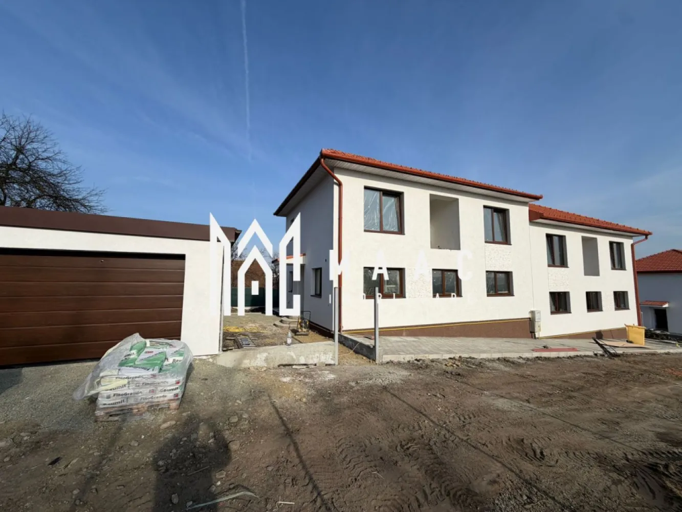 Casă Tip Duplex | 4 Camere | 2 Balcoane | Terasă | Șura Mică - Maac Imobiliare prezintă spre vânzare o vilă tip duplex, situată într-o zonă liniștită din Șura Mică, cu acces facil către Sibiu și în imediata apropiere a punctelor de interes. Caracteristici generale: Regim de înălțime: P+E+Pod Suprafață utilă: 120 mp Suprafață construită: 150 mp Amprentă la sol: 70 mp Suprafață teren: 190 mp Suprafață curte liberă: 120 mp An construcție: 2024 Stadiu: Finalizată, predare la alb Compartimentare: Parter: Living spațios, bucătărie închisă, baie, terasă generoasă Etaj: 3 dormitoare, baie, 2 balcoane Pod: Disponibil pe toată suprafața casei Dotări și beneficii: Încălzire prin pardoseală la parter și calorifere la etaj Centrală termică pe gaz Geamuri termopan de înaltă calitate Perete dublu, izolat între case Acoperiș din țiglă Loc de parcare inclus în preț Curte cu acces auto Pentru mai multe detalii precizati telefonic ca ati vazut anuntul ID: CP3010721 }}