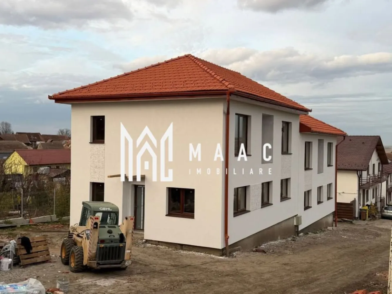 Casă Tip Duplex | 4 Camere | 2 Balcoane | Terasă | Șura Mică - Maac Imobiliare prezintă spre vânzare o vilă tip duplex, situată într-o zonă liniștită din Șura Mică, cu acces facil către Sibiu și în imediata apropiere a punctelor de interes. Caracteristici generale: Regim de înălțime: P+E+Pod Suprafață utilă: 120 mp Suprafață construită: 150 mp Amprentă la sol: 70 mp Suprafață teren: 190 mp Suprafață curte liberă: 120 mp An construcție: 2024 Stadiu: Finalizată, predare la alb Compartimentare: Parter: Living spațios, bucătărie închisă, baie, terasă generoasă Etaj: 3 dormitoare, baie, 2 balcoane Pod: Disponibil pe toată suprafața casei Dotări și beneficii: Încălzire prin pardoseală la parter și calorifere la etaj Centrală termică pe gaz Geamuri termopan de înaltă calitate Perete dublu, izolat între case Acoperiș din țiglă Loc de parcare inclus în preț Curte cu acces auto Pentru mai multe detalii precizati telefonic ca ati vazut anuntul ID: CP3010721 }}
