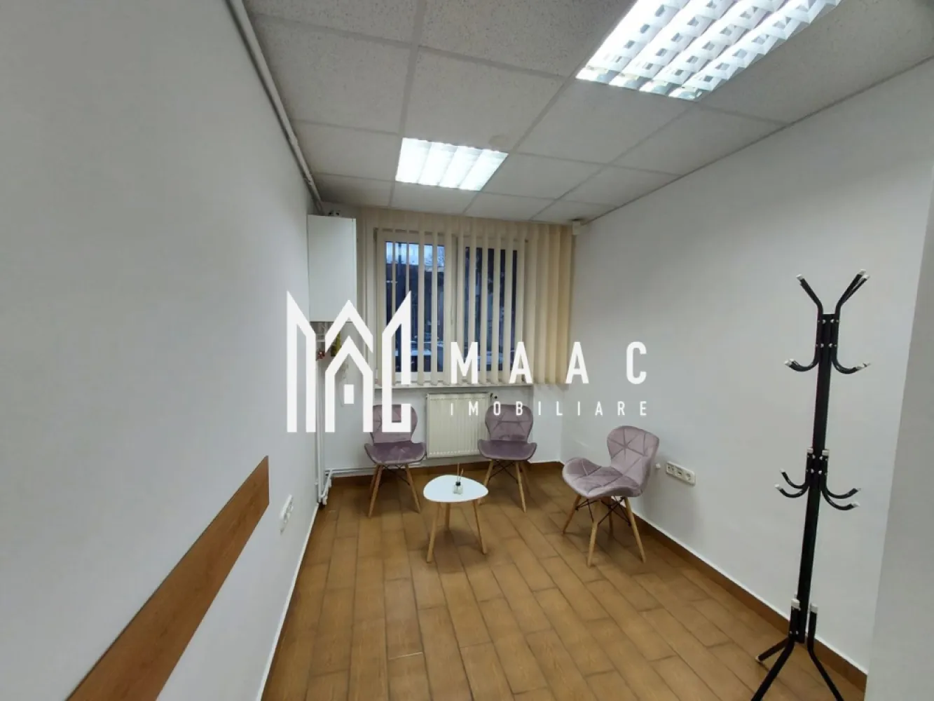 Spatiu de birouri | Parter | Ultracentral - MAAC Imobiliare vă propune spre închiriere un apartament cu 3 camere, situat la parterul unui imobil aflat în zona Bulevardului Vasile Milea din Sibiu, amenajat și utilizat în prezent ca spațiu de birouri, ideal pentru activități comerciale, sediu firmă sau cabinet profesional. Proprietatea este adaptată pentru utilizare profesională, beneficiind de multiple îmbunătățiri tehnice și funcționale care asigură siguranță, confort și eficiență în desfășurarea activităților de birou. Detalii proprietate: - Compartimentare: 3 camere. - Amplasare: parter – acces facil pentru clienți și colaboratori. - Utilizare actuală: spațiu de birouri. - Zonă: Bulevardul Vasile Milea, cu vizibilitate și acces rapid. Dotări și îmbunătățiri: - Instalații electrice, sanitare și de gaz complet schimbate. - Uși REHAU. - Sistem de alarmă. - Geamuri securizate. - Tavane false, cu finisaj modern. - Canalizare separată de restul blocului. - Prize cu rețea de telefonie și date, pregătite pentru activitate office. Avantaje: - Spațiul este deja adaptat pentru birouri, fără investiții majore suplimentare. - Acces facil la mijloace de transport și puncte de interes. - Zonă bine cotată pentru activități comerciale. - Ideal pentru sediu pentru firmă, cabinet sau investiție. Pentru mai multe detalii, vă rugăm să ne contactați menționând CP3010930. }}