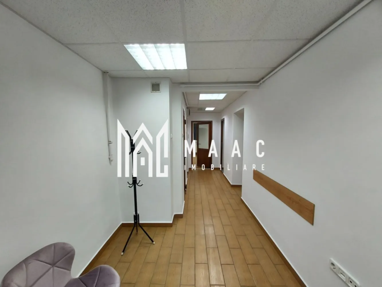 Spatiu de birouri | Parter | Ultracentral - MAAC Imobiliare vă propune spre închiriere un apartament cu 3 camere, situat la parterul unui imobil aflat în zona Bulevardului Vasile Milea din Sibiu, amenajat și utilizat în prezent ca spațiu de birouri, ideal pentru activități comerciale, sediu firmă sau cabinet profesional. Proprietatea este adaptată pentru utilizare profesională, beneficiind de multiple îmbunătățiri tehnice și funcționale care asigură siguranță, confort și eficiență în desfășurarea activităților de birou. Detalii proprietate: - Compartimentare: 3 camere. - Amplasare: parter – acces facil pentru clienți și colaboratori. - Utilizare actuală: spațiu de birouri. - Zonă: Bulevardul Vasile Milea, cu vizibilitate și acces rapid. Dotări și îmbunătățiri: - Instalații electrice, sanitare și de gaz complet schimbate. - Uși REHAU. - Sistem de alarmă. - Geamuri securizate. - Tavane false, cu finisaj modern. - Canalizare separată de restul blocului. - Prize cu rețea de telefonie și date, pregătite pentru activitate office. Avantaje: - Spațiul este deja adaptat pentru birouri, fără investiții majore suplimentare. - Acces facil la mijloace de transport și puncte de interes. - Zonă bine cotată pentru activități comerciale. - Ideal pentru sediu pentru firmă, cabinet sau investiție. Pentru mai multe detalii, vă rugăm să ne contactați menționând CP3010930. }}