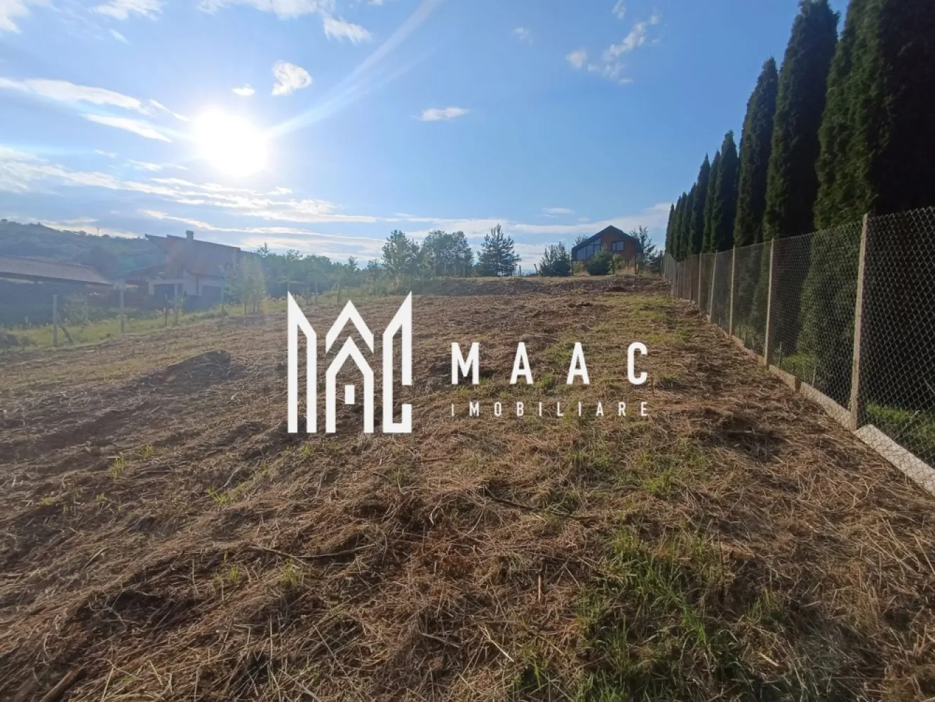 Teren intravilan | 881 mp în Cisnădioara | toate utilitățile - MAAC Imobiliare vă propune spre vânzare un teren intravilan situat în Cisnădioara, una dintre cele mai apreciate zone rezidențiale din apropierea Sibiului. Terenul are o suprafață de 881 mp și beneficiază de un front stradal generos de 24 ml, oferind multiple posibilități de construire și un acces facil. Proprietatea dispune de toate utilitățile: apă, canalizare, gaz și curent electric, ceea ce permite începerea rapidă a lucrărilor de construcție, fără costuri suplimentare majore pentru racordare. Amplasarea este una deosebită, într-o zonă liniștită, cu aer curat și peisaje naturale spectaculoase, ideală pentru cei care își doresc confort, intimitate și o calitate ridicată a vieții, departe de agitația urbană, dar totodată la o distanță mică de Sibiu. Terenul este pretabil pentru: construcția unei case individuale realizarea unei vile de vacanță investiție pe termen lung într-o zonă în continuă dezvoltare Datorită poziționării sale, proprietatea poate oferi priveliști deosebite către împrejurimi, fiind perfectă pentru un proiect rezidențial modern. Pentru mai multe detalii specificati ca ati vazut anuntul cu ID: CP3010143 }}