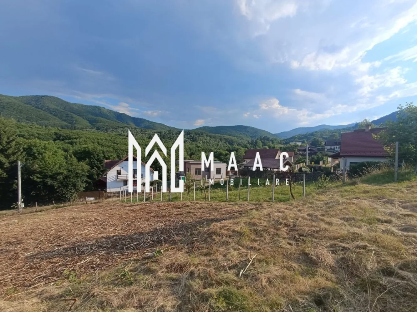 Teren intravilan | 881 mp în Cisnădioara | toate utilitățile - MAAC Imobiliare vă propune spre vânzare un teren intravilan situat în Cisnădioara, una dintre cele mai apreciate zone rezidențiale din apropierea Sibiului. Terenul are o suprafață de 881 mp și beneficiază de un front stradal generos de 24 ml, oferind multiple posibilități de construire și un acces facil. Proprietatea dispune de toate utilitățile: apă, canalizare, gaz și curent electric, ceea ce permite începerea rapidă a lucrărilor de construcție, fără costuri suplimentare majore pentru racordare. Amplasarea este una deosebită, într-o zonă liniștită, cu aer curat și peisaje naturale spectaculoase, ideală pentru cei care își doresc confort, intimitate și o calitate ridicată a vieții, departe de agitația urbană, dar totodată la o distanță mică de Sibiu. Terenul este pretabil pentru: construcția unei case individuale realizarea unei vile de vacanță investiție pe termen lung într-o zonă în continuă dezvoltare Datorită poziționării sale, proprietatea poate oferi priveliști deosebite către împrejurimi, fiind perfectă pentru un proiect rezidențial modern. Pentru mai multe detalii specificati ca ati vazut anuntul cu ID: CP3010143 }}