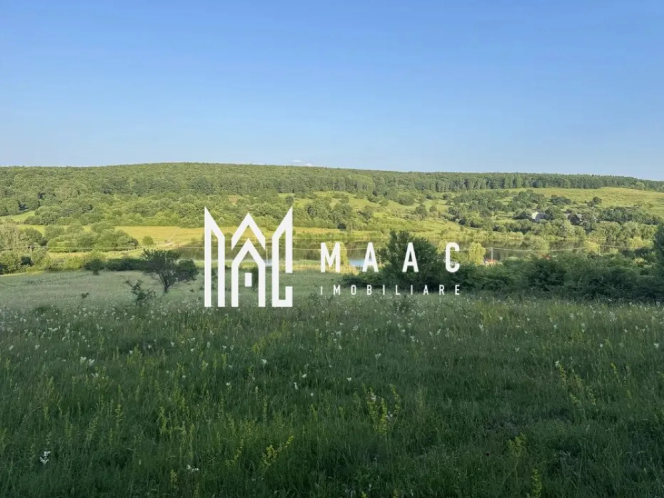 Parcele de Teren | Extravilan | 500 MP | Cabană AFrame | Tocile - MAAC Imobiliare vă propune spre vânzare parcele de teren extravilan situate în zona Tocile, o locație superbă care se distinge prin liniște și o panoramă deosebită asupra cadrului natural. Fiecare parcelă are o suprafață de 500 mp si o deschidere la strada de 25 metri liniari, fiind locația ideală pentru cei care își doresc o casă de vacanță, fiind o zona unde s-au achizitionat deja loturi pentru amplasarea unor cabane tip A-frame. În ceea ce privește utilitățile, rețeaua de energie electrică este disponibilă la drumul de acces, existând posibilitatea realizării de branșamente individuale pentru fiecare parcela în parte. Terenul oferă oportunitatea de a vă retrage într-o zonă cu aer curat, fiind pretabil pentru construcții cu regim mic de înalțime specifice zonelor de agrement. Deoarece mai sunt disponibile doar două parcele, vă invitam să ne contactați pentru a programa o vizionare sau pentru informații suplimentare specificând codul de identificare al proprietății ID: CP3009809 }}