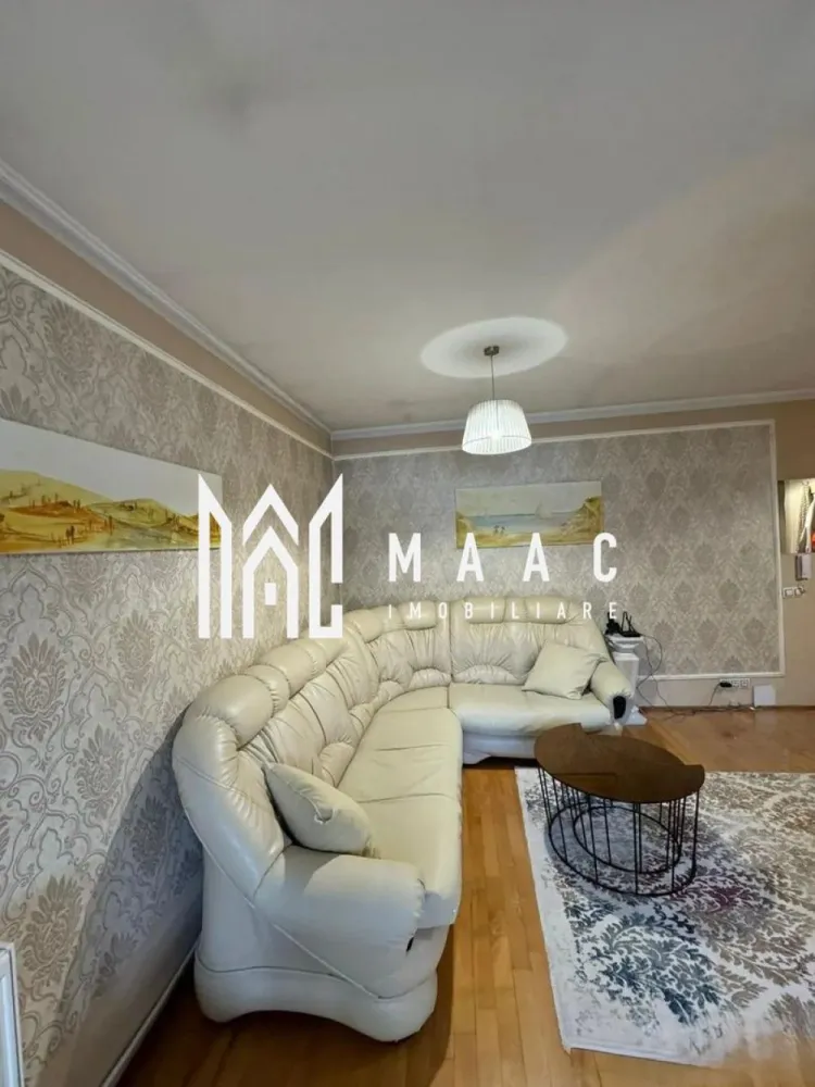 Apartament | 3 camere | Decomandat | 70 MPU | Strand - Maac Imobiliare vă propune spre închiriere un apartament cu 3 camere, ideal pentru persoane care își doresc confort, funcționalitate și acces rapid la toate facilitățile urbane. Apartamentul este situat într-o zonă bine poziționată, în apropierea spațiilor comerciale, școlilor și grădinițelor, oferind un stil de viață practic și echilibrat. Compartimentarea este una eficientă, fiecare dormitor având acces separat, ceea ce asigură intimitate și confort pentru fiecare locatar. Livingul open-space reprezintă punctul forte al proprietății, fiind generos ca suprafață și foarte luminos, un spațiu ideal pentru relaxare sau socializare. Bucătăria este complet mobilată și utilată, iar zona de dining, amplasată în continuarea acesteia, este bine delimitată și primitoare, perfectă pentru servirea meselor într-un cadru plăcut. Baia este curată, bine întreținută și dotată cu toate utilitățile necesare. Apartamentul se remarcă printr-o atmosferă modernă, curată și primitoare, fiind ideal pentru două fete care își doresc un spațiu bine organizat, confortabil și ușor de întreținut. Condiții de închiriere: Se percepe o garanție în cuantumul unei chirii lunare. Nu se acceptă animale de companie Pentru mai multe detalii sau pentru programarea unei vizionări, vă invităm să contactați Maac Imobiliare, specificând ID: CP2811638 }}