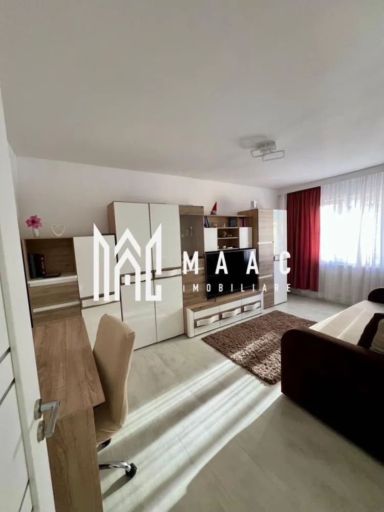 Apartament 3 camere | Lift | 70MPU | Vasile Aron - MAAC Imobiliare vă propune spre închiriere / vânzare un apartament decomandat cu 3 camere, situat la etajul 5 al unui imobil dotat cu lift, ideal pentru cei care își doresc un spațiu bine compartimentat, luminos și ușor de personalizat după propriul stil. Locuința are o suprafață utilă de 70 mp și se află într-un bloc construit în perioada 1990–2000, beneficiind de o compartimentare practică și de un interior modern. Compartimentare: Living generos Doua dormitoare nemobilate Bucătărie mobilată și utilată Baie Debară Avantaje: Decomandat 3 camere 70 mp utili Bloc cu lift Bloc construit în perioada 1990–2000 Interior modern Bucătărie complet mobilată și utilată 2 dormitoare nemobilate – ideale pentru personalizare Pentru mai multe detalii sau programarea unei vizionări, nu ezitați să ne contactați specificand ID: CP3008998 }}
