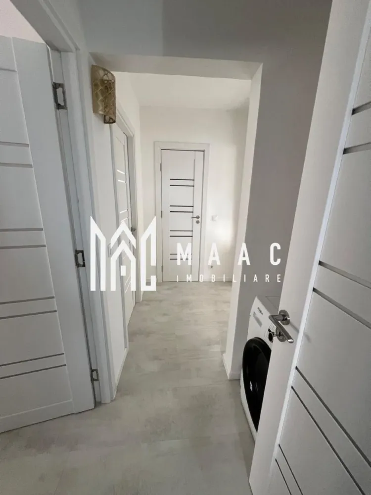 Apartament 3 camere | Lift | 70MPU | Vasile Aron - MAAC Imobiliare vă propune spre închiriere / vânzare un apartament decomandat cu 3 camere, situat la etajul 5 al unui imobil dotat cu lift, ideal pentru cei care își doresc un spațiu bine compartimentat, luminos și ușor de personalizat după propriul stil. Locuința are o suprafață utilă de 70 mp și se află într-un bloc construit în perioada 1990–2000, beneficiind de o compartimentare practică și de un interior modern. Compartimentare: Living generos Doua dormitoare nemobilate Bucătărie mobilată și utilată Baie Debară Avantaje: Decomandat 3 camere 70 mp utili Bloc cu lift Bloc construit în perioada 1990–2000 Interior modern Bucătărie complet mobilată și utilată 2 dormitoare nemobilate – ideale pentru personalizare Pentru mai multe detalii sau programarea unei vizionări, nu ezitați să ne contactați specificand ID: CP3008998 }}