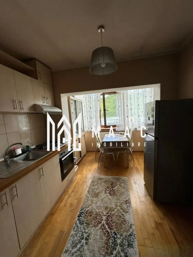 Apartament | 3 camere | Decomandat | 70 MPU | Strand - Maac Imobiliare vă propune spre închiriere un apartament cu 3 camere, ideal pentru persoane care își doresc confort, funcționalitate și acces rapid la toate facilitățile urbane. Apartamentul este situat într-o zonă bine poziționată, în apropierea spațiilor comerciale, școlilor și grădinițelor, oferind un stil de viață practic și echilibrat. Compartimentarea este una eficientă, fiecare dormitor având acces separat, ceea ce asigură intimitate și confort pentru fiecare locatar. Livingul open-space reprezintă punctul forte al proprietății, fiind generos ca suprafață și foarte luminos, un spațiu ideal pentru relaxare sau socializare. Bucătăria este complet mobilată și utilată, iar zona de dining, amplasată în continuarea acesteia, este bine delimitată și primitoare, perfectă pentru servirea meselor într-un cadru plăcut. Baia este curată, bine întreținută și dotată cu toate utilitățile necesare. Apartamentul se remarcă printr-o atmosferă modernă, curată și primitoare, fiind ideal pentru două fete care își doresc un spațiu bine organizat, confortabil și ușor de întreținut. Condiții de închiriere: Se percepe o garanție în cuantumul unei chirii lunare. Nu se acceptă animale de companie Pentru mai multe detalii sau pentru programarea unei vizionări, vă invităm să contactați Maac Imobiliare, specificând ID: CP2811638 }}