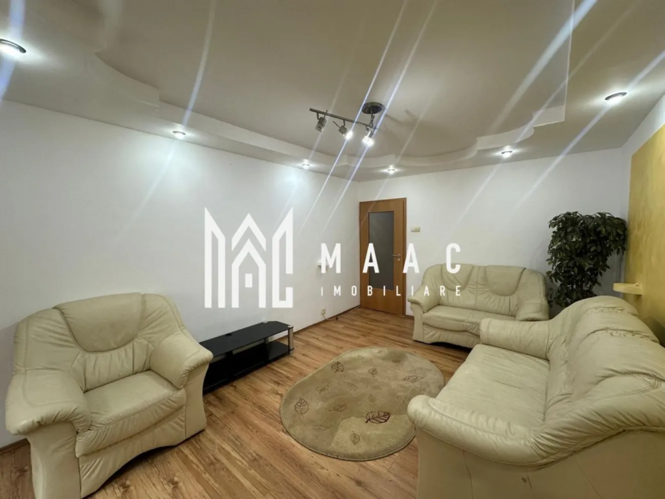 APARTAMENT 3 CAMERE I DECOMANDAT I MIHAI VITEAZUL - Maac Imobiliare ofera spre vanzare apartament cu compartimentare practica, decomandat, 3 camere, bucatarie, baie Situat la parter inalt, ideal pentru locuit, cat si pentru investitie. Locatie excelenta, aproape de scoli, gradinite, magazine, supermarket, transport in comun. Zona linistita. Pentru mai multe detalii sau vizionare anuntati telefoic CP3009546 }}