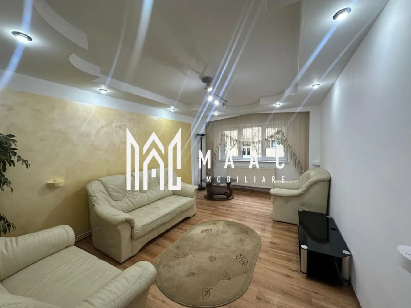 APARTAMENT 3 CAMERE I DECOMANDAT I MIHAI VITEAZUL - Maac Imobiliare ofera spre vanzare apartament cu compartimentare practica, decomandat, 3 camere, bucatarie, baie Situat la parter inalt, ideal pentru locuit, cat si pentru investitie. Locatie excelenta, aproape de scoli, gradinite, magazine, supermarket, transport in comun. Zona linistita. Pentru mai multe detalii sau vizionare anuntati telefoic CP3009546 }}