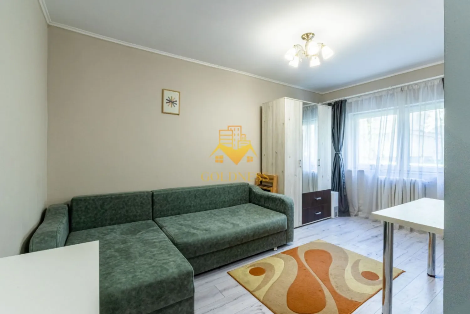 Garsoniera, moderna, Gheorgheni Zona Nicolae Titulescu, Interservisan - GOLDNESS Imobiliare vă propune spre închiriere o garsoniera complet mobilata și utilata, la Parter într-un imobil de 4 etaje, în Cartierul Gheorgheni. Posibilitate de parcare in zona! Se află în apropierea stațiilor de transport în comun, magazine, restaurante, spații verzi, farmacii, etc. Garsoniera este compartimentat astfel: - dormitor cu canapea extensibila, dulap pentru haine, loc de luat masa -bucatarie complet mobilata, utilata - baie cu cabina de dus, calorifer port prosop și dulap pentru depozitare. Imobilul este dotat cu toate cele necesare- centrală proprie, frigider, aragaz, hotă, mașină de spălat haine, etc. Dacă sunteți interesați de acest apartament și doriți să îl vizionați, dar și pentru alte oferte nu ezitați să ne contactați telefonic sau prin e-mail. Vă stăm la dispoziție! Pentru intermediere se percepe un comision de 50% din prețul chiriei! }}