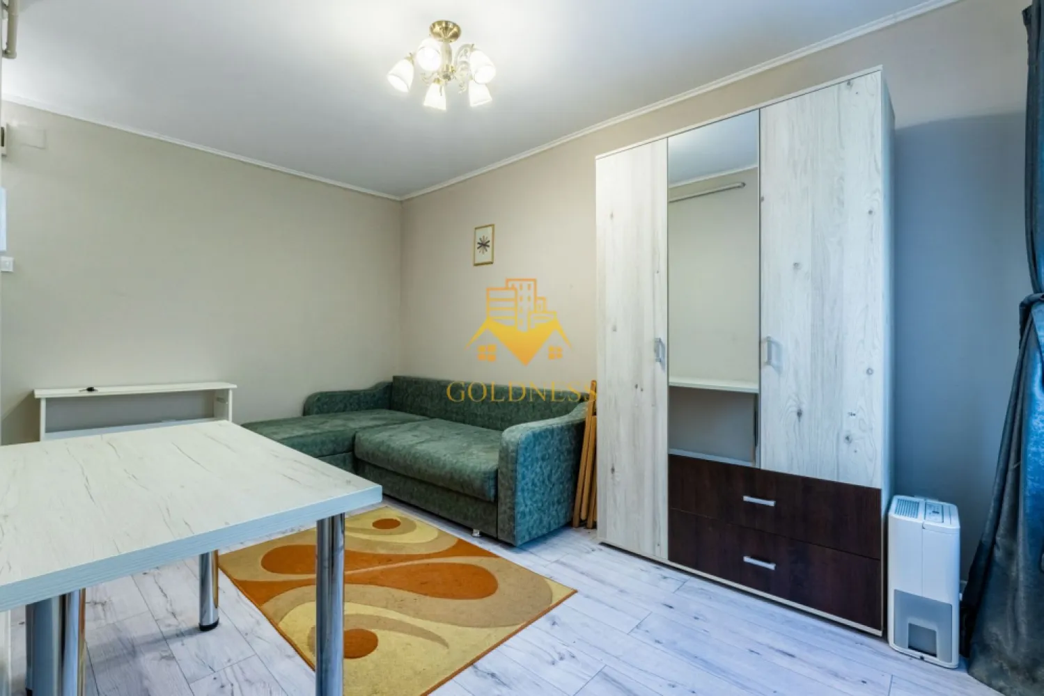 Garsoniera, moderna, Gheorgheni Zona Nicolae Titulescu, Interservisan - GOLDNESS Imobiliare vă propune spre închiriere o garsoniera complet mobilata și utilata, la Parter într-un imobil de 4 etaje, în Cartierul Gheorgheni. Posibilitate de parcare in zona! Se află în apropierea stațiilor de transport în comun, magazine, restaurante, spații verzi, farmacii, etc. Garsoniera este compartimentat astfel: - dormitor cu canapea extensibila, dulap pentru haine, loc de luat masa -bucatarie complet mobilata, utilata - baie cu cabina de dus, calorifer port prosop și dulap pentru depozitare. Imobilul este dotat cu toate cele necesare- centrală proprie, frigider, aragaz, hotă, mașină de spălat haine, etc. Dacă sunteți interesați de acest apartament și doriți să îl vizionați, dar și pentru alte oferte nu ezitați să ne contactați telefonic sau prin e-mail. Vă stăm la dispoziție! Pentru intermediere se percepe un comision de 50% din prețul chiriei! }}