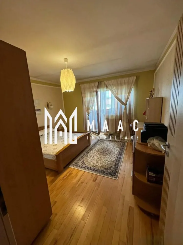 Apartament | 3 camere | Decomandat | 70 MPU | Strand - Maac Imobiliare vă propune spre închiriere un apartament cu 3 camere, ideal pentru persoane care își doresc confort, funcționalitate și acces rapid la toate facilitățile urbane. Apartamentul este situat într-o zonă bine poziționată, în apropierea spațiilor comerciale, școlilor și grădinițelor, oferind un stil de viață practic și echilibrat. Compartimentarea este una eficientă, fiecare dormitor având acces separat, ceea ce asigură intimitate și confort pentru fiecare locatar. Livingul open-space reprezintă punctul forte al proprietății, fiind generos ca suprafață și foarte luminos, un spațiu ideal pentru relaxare sau socializare. Bucătăria este complet mobilată și utilată, iar zona de dining, amplasată în continuarea acesteia, este bine delimitată și primitoare, perfectă pentru servirea meselor într-un cadru plăcut. Baia este curată, bine întreținută și dotată cu toate utilitățile necesare. Apartamentul se remarcă printr-o atmosferă modernă, curată și primitoare, fiind ideal pentru două fete care își doresc un spațiu bine organizat, confortabil și ușor de întreținut. Condiții de închiriere: Se percepe o garanție în cuantumul unei chirii lunare. Nu se acceptă animale de companie Pentru mai multe detalii sau pentru programarea unei vizionări, vă invităm să contactați Maac Imobiliare, specificând ID: CP2811638 }}
