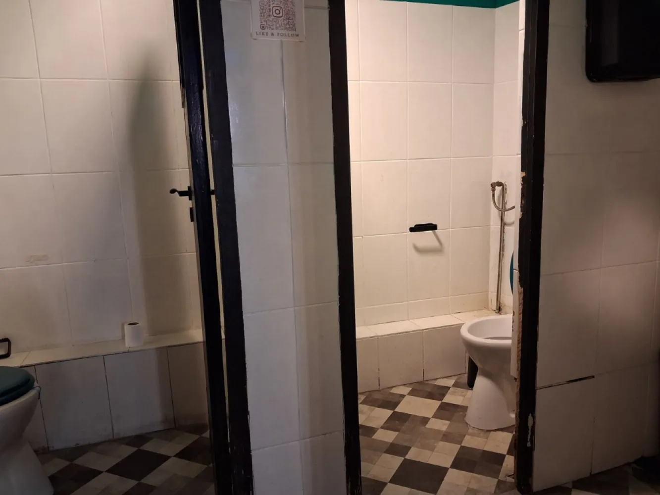 BRASADAS inchiriaza spatiu comercial stradal cu 3 intrari. - Agentia Imobiliara BRASADAS inchiriaza spatiu commercial STRADAL cu 3 intrari in zona Gara de Nord cu suprafata utila 300 mp. Www.brasadas.com. }}