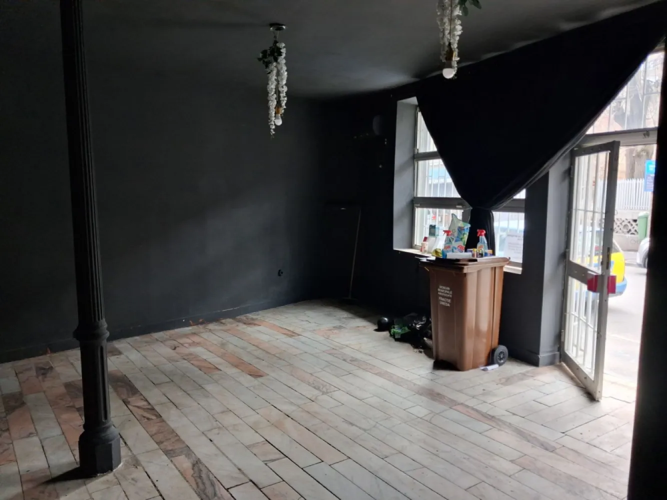 BRASADAS inchiriaza spatiu comercial stradal cu 3 intrari. - Agentia Imobiliara BRASADAS inchiriaza spatiu commercial STRADAL cu 3 intrari in zona Gara de Nord cu suprafata utila 300 mp. Www.brasadas.com. }}