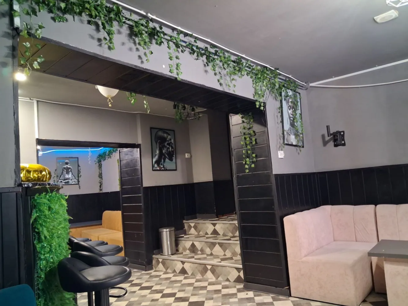 BRASADAS inchiriaza spatiu comercial stradal cu 3 intrari. - Agentia Imobiliara BRASADAS inchiriaza spatiu commercial STRADAL cu 3 intrari in zona Gara de Nord cu suprafata utila 300 mp. Www.brasadas.com. }}