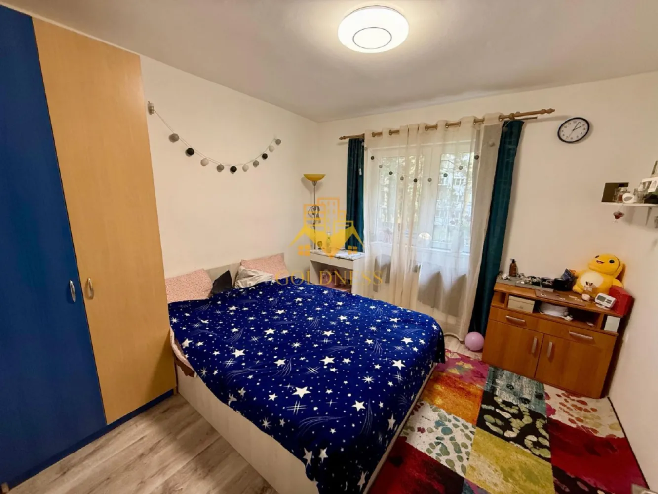 2 camere, balcon, Manastur, Zona Clabucet, Primaverii, Pet Friendly - GOLDNESS Imobiliare vă propune spre închiriere un apartament cu 2 camere complet mobilat și utilat, la etajul 1 într-un imobil de 10 etaje, în Cartierul Manatur. Se poate parca prin zona Se află în apropierea stațiilor de transport în comun, magazine, restaurante, spații verzi, farmacii, etc. Apartamentul este compartimentat astfel: - dormitor cu pat matrimonial, dressing - living cu canapea extensibila, birou - living cu bucatarie open space complet utilată și mobilată, canapea extensibilă, loc de servit masa - baie cu cada, calorifer port prosop și dulap pentru depozitare. - balcon de 2 mp. Imobilul este dotat cu toate cele necesare- centrală proprie, frigider, aragaz, hotă, mașină de spălat haine, etc. Dacă sunteți interesați de acest apartament și doriți să îl vizionați, dar și pentru alte oferte nu ezitați să ne contactați telefonic sau prin e-mail. Vă stăm la dispoziție! Pentru intermediere se percepe un comision de 50% din prețul chiriei! }}