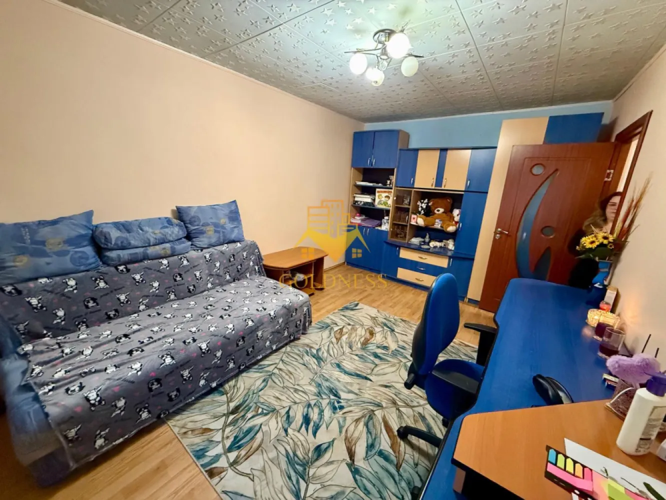 2 camere, balcon, Manastur, Zona Clabucet, Primaverii, Pet Friendly - GOLDNESS Imobiliare vă propune spre închiriere un apartament cu 2 camere complet mobilat și utilat, la etajul 1 într-un imobil de 10 etaje, în Cartierul Manatur. Se poate parca prin zona Se află în apropierea stațiilor de transport în comun, magazine, restaurante, spații verzi, farmacii, etc. Apartamentul este compartimentat astfel: - dormitor cu pat matrimonial, dressing - living cu canapea extensibila, birou - living cu bucatarie open space complet utilată și mobilată, canapea extensibilă, loc de servit masa - baie cu cada, calorifer port prosop și dulap pentru depozitare. - balcon de 2 mp. Imobilul este dotat cu toate cele necesare- centrală proprie, frigider, aragaz, hotă, mașină de spălat haine, etc. Dacă sunteți interesați de acest apartament și doriți să îl vizionați, dar și pentru alte oferte nu ezitați să ne contactați telefonic sau prin e-mail. Vă stăm la dispoziție! Pentru intermediere se percepe un comision de 50% din prețul chiriei! }}