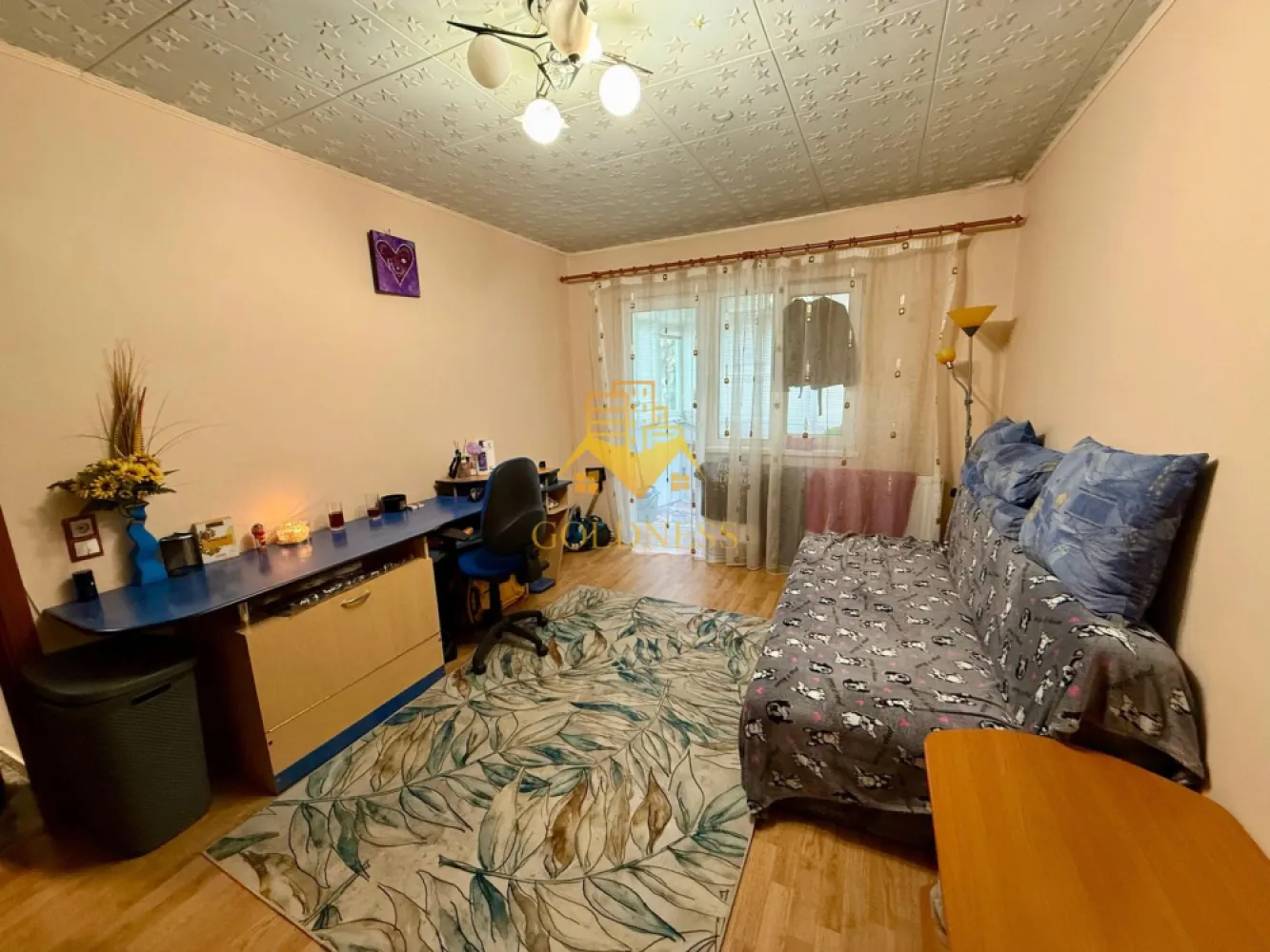 2 camere, balcon, Manastur, Zona Clabucet, Primaverii, Pet Friendly - GOLDNESS Imobiliare vă propune spre închiriere un apartament cu 2 camere complet mobilat și utilat, la etajul 1 într-un imobil de 10 etaje, în Cartierul Manatur. Se poate parca prin zona Se află în apropierea stațiilor de transport în comun, magazine, restaurante, spații verzi, farmacii, etc. Apartamentul este compartimentat astfel: - dormitor cu pat matrimonial, dressing - living cu canapea extensibila, birou - living cu bucatarie open space complet utilată și mobilată, canapea extensibilă, loc de servit masa - baie cu cada, calorifer port prosop și dulap pentru depozitare. - balcon de 2 mp. Imobilul este dotat cu toate cele necesare- centrală proprie, frigider, aragaz, hotă, mașină de spălat haine, etc. Dacă sunteți interesați de acest apartament și doriți să îl vizionați, dar și pentru alte oferte nu ezitați să ne contactați telefonic sau prin e-mail. Vă stăm la dispoziție! Pentru intermediere se percepe un comision de 50% din prețul chiriei! }}
