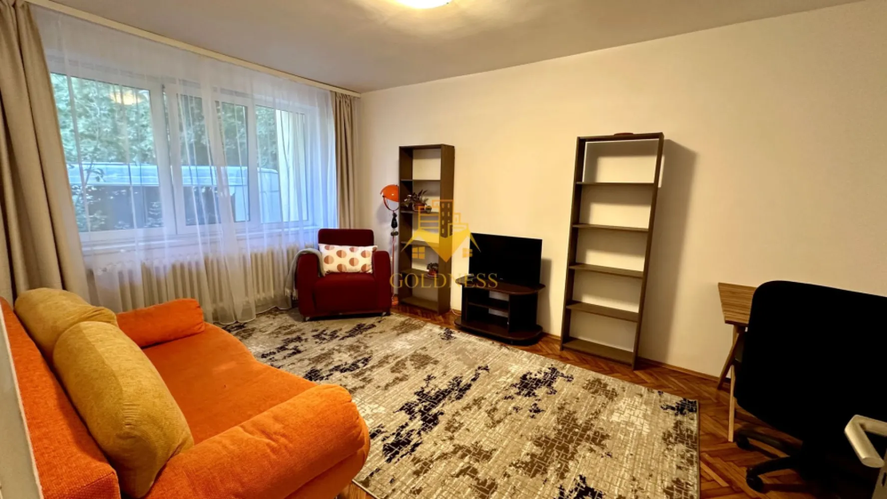 2 camere decomandate, Gheorgheni, FSEGA, Iulius Mall, Unirii - GOLDNESS Imobiliare vă propune spre închiriere un apartament cu 2 camere complet mobilat și utilat, la Parter într-un imobil de 4 etaje, în Cartierul Gheorgheni
Se află în apropierea stațiilor de transport în comun, magazine, restaurante, spații verzi, farmacii, etc. 

Apartamentul este compartimentat astfel:
 - dormitor cu canapea extensibilă, dressing, noptiere
 - dormitor cu canapea extensibilă, dressing
 - bucătărie complet utilată și mobilată, loc de servit masa 
 - baie cu dus walkin, calorifer port prosop și dulap pentru depozitare.

Imobilul este dotat cu toate cele necesare- termoficare cu contor, frigider, aragaz, hotă, mașină de spălat haine, etc. 

Dacă sunteți interesați de acest apartament și doriți să îl vizionați, dar și pentru alte oferte nu ezitați să ne contactați telefonic sau prin e-mail. Vă stăm la dispoziție!
Pentru intermediere se percepe un comision de 50% din prețul chiriei!