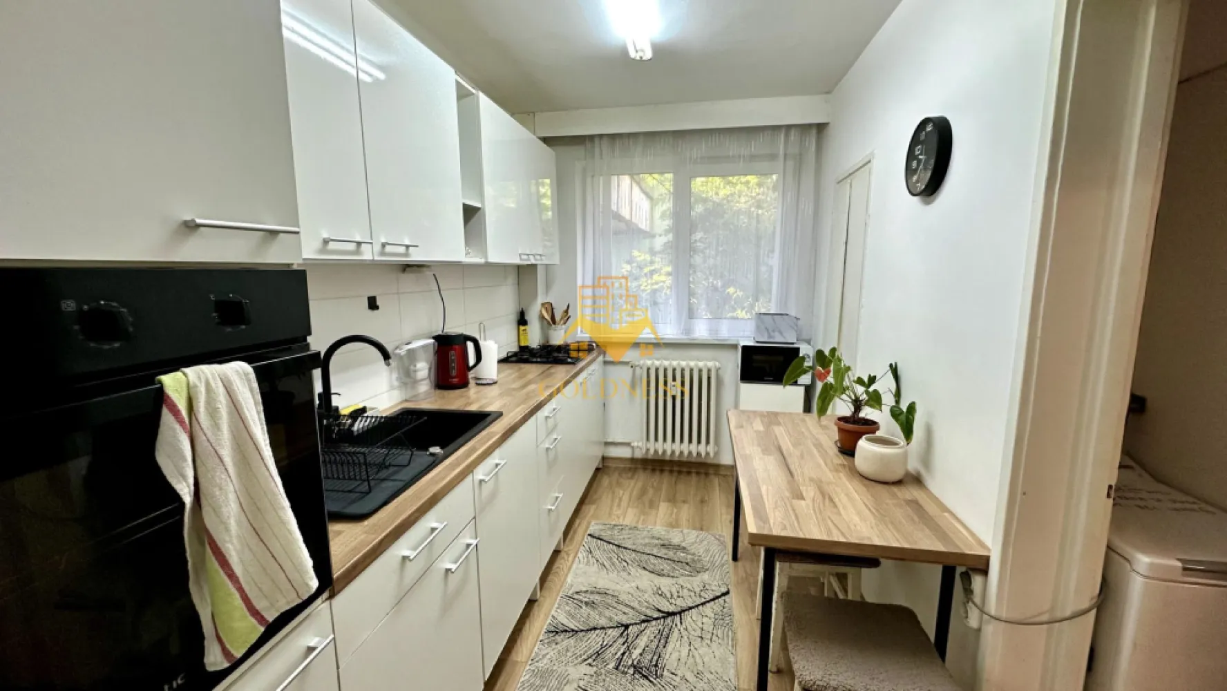 2 camere decomandate, Gheorgheni, FSEGA, Iulius Mall, Unirii - GOLDNESS Imobiliare vă propune spre închiriere un apartament cu 2 camere complet mobilat și utilat, la Parter într-un imobil de 4 etaje, în Cartierul Gheorgheni
Se află în apropierea stațiilor de transport în comun, magazine, restaurante, spații verzi, farmacii, etc. 

Apartamentul este compartimentat astfel:
 - dormitor cu canapea extensibilă, dressing, noptiere
 - dormitor cu canapea extensibilă, dressing
 - bucătărie complet utilată și mobilată, loc de servit masa 
 - baie cu dus walkin, calorifer port prosop și dulap pentru depozitare.

Imobilul este dotat cu toate cele necesare- termoficare cu contor, frigider, aragaz, hotă, mașină de spălat haine, etc. 

Dacă sunteți interesați de acest apartament și doriți să îl vizionați, dar și pentru alte oferte nu ezitați să ne contactați telefonic sau prin e-mail. Vă stăm la dispoziție!
Pentru intermediere se percepe un comision de 50% din prețul chiriei!