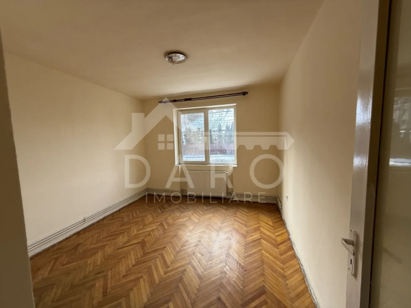 Vindem apartament cu doua camere situat in zona pietei Dacia,din Tudor - Oferim apartament cu doua camere spre vanzare! Apartamentusl este situat in Targu Mures, in zona la Macul Rosu, de pe strada Moldovei, pentru cei care nu cunosc zona, este aproape de piata Dacia. Apartamentul este situat la parterul unui bloc cu patru etaje, blocul este construit din caramida , cu izolatie termica . Compartimentare : Living, bucatarie, hol, baie si dormitor si camara. Apartamentul are geamuri termopan , usa metalica la intrare si centrala termica proprie. Apartamentul este liber de sarcini. Daca iti doresti sa in cumperi prin credit bancar ipotecar, noi va stam alaturi cu servicii de creditare! Coman Maria , agent imobiliar si broker de credite. }}