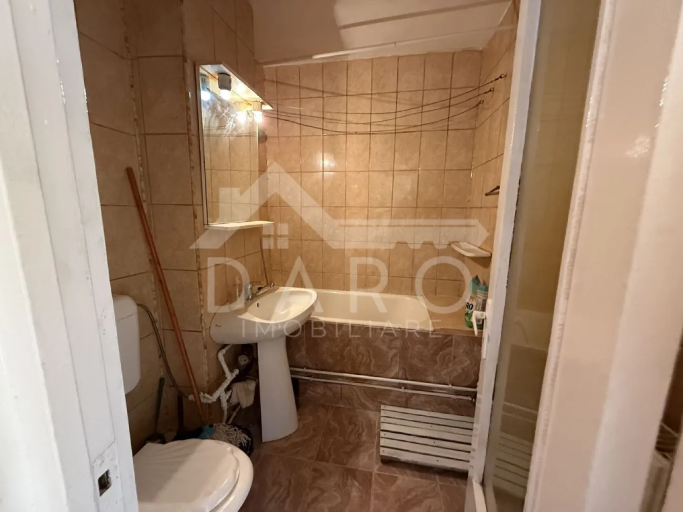 Vindem apartament cu doua camere situat in zona pietei Dacia,din Tudor - Oferim apartament cu doua camere spre vanzare! Apartamentusl este situat in Targu Mures, in zona la Macul Rosu, de pe strada Moldovei, pentru cei care nu cunosc zona, este aproape de piata Dacia. Apartamentul este situat la parterul unui bloc cu patru etaje, blocul este construit din caramida , cu izolatie termica . Compartimentare : Living, bucatarie, hol, baie si dormitor si camara. Apartamentul are geamuri termopan , usa metalica la intrare si centrala termica proprie. Apartamentul este liber de sarcini. Daca iti doresti sa in cumperi prin credit bancar ipotecar, noi va stam alaturi cu servicii de creditare! Coman Maria , agent imobiliar si broker de credite. }}