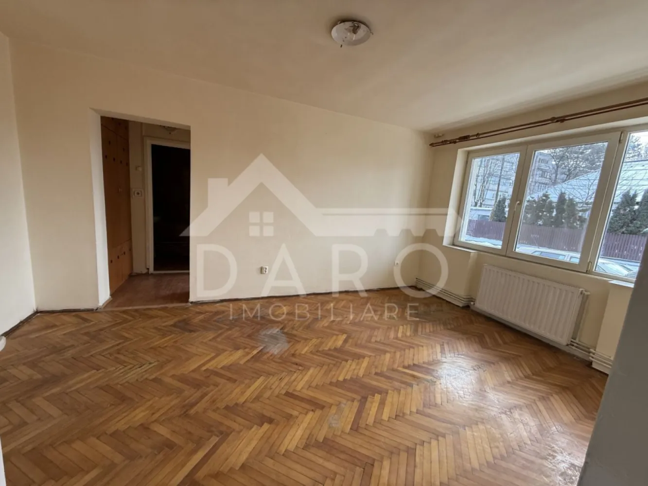 Vindem apartament cu doua camere situat in zona pietei Dacia,din Tudor - Oferim apartament cu doua camere spre vanzare! Apartamentusl este situat in Targu Mures, in zona la Macul Rosu, de pe strada Moldovei, pentru cei care nu cunosc zona, este aproape de piata Dacia. Apartamentul este situat la parterul unui bloc cu patru etaje, blocul este construit din caramida , cu izolatie termica . Compartimentare : Living, bucatarie, hol, baie si dormitor si camara. Apartamentul are geamuri termopan , usa metalica la intrare si centrala termica proprie. Apartamentul este liber de sarcini. Daca iti doresti sa in cumperi prin credit bancar ipotecar, noi va stam alaturi cu servicii de creditare! Coman Maria , agent imobiliar si broker de credite. }}