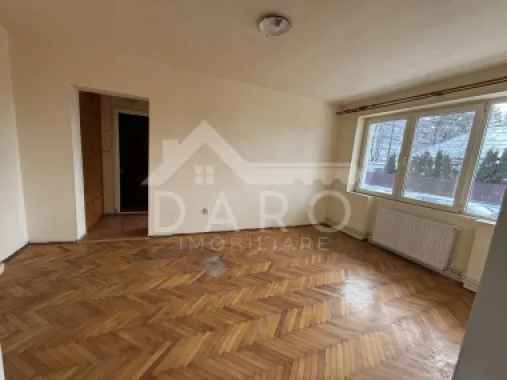 Vindem apartament cu doua camere situat in zona pietei Dacia,din Tudor