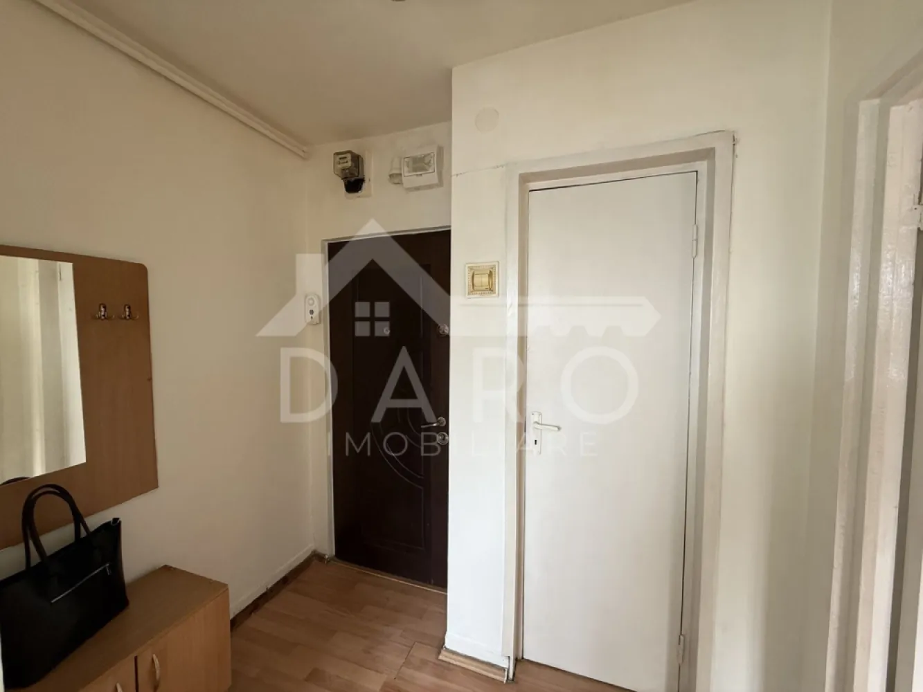 Vindem apartament cu doua camere situat in zona pietei Dacia,din Tudor - Oferim apartament cu doua camere spre vanzare! Apartamentusl este situat in Targu Mures, in zona la Macul Rosu, de pe strada Moldovei, pentru cei care nu cunosc zona, este aproape de piata Dacia. Apartamentul este situat la parterul unui bloc cu patru etaje, blocul este construit din caramida , cu izolatie termica . Compartimentare : Living, bucatarie, hol, baie si dormitor si camara. Apartamentul are geamuri termopan , usa metalica la intrare si centrala termica proprie. Apartamentul este liber de sarcini. Daca iti doresti sa in cumperi prin credit bancar ipotecar, noi va stam alaturi cu servicii de creditare! Coman Maria , agent imobiliar si broker de credite. }}