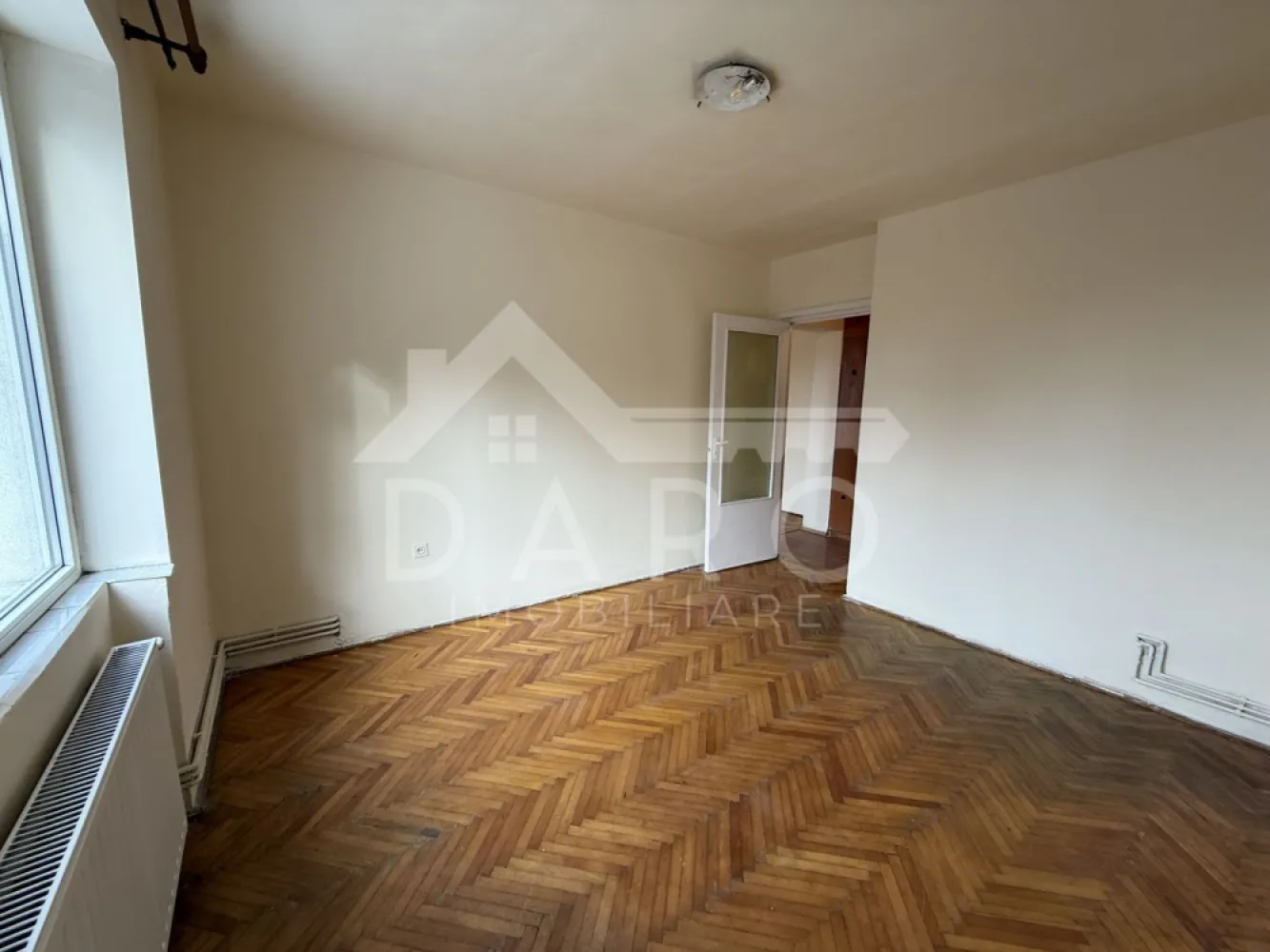 Vindem apartament cu doua camere situat in zona pietei Dacia,din Tudor - Oferim apartament cu doua camere spre vanzare! Apartamentusl este situat in Targu Mures, in zona la Macul Rosu, de pe strada Moldovei, pentru cei care nu cunosc zona, este aproape de piata Dacia. Apartamentul este situat la parterul unui bloc cu patru etaje, blocul este construit din caramida , cu izolatie termica . Compartimentare : Living, bucatarie, hol, baie si dormitor si camara. Apartamentul are geamuri termopan , usa metalica la intrare si centrala termica proprie. Apartamentul este liber de sarcini. Daca iti doresti sa in cumperi prin credit bancar ipotecar, noi va stam alaturi cu servicii de creditare! Coman Maria , agent imobiliar si broker de credite. }}