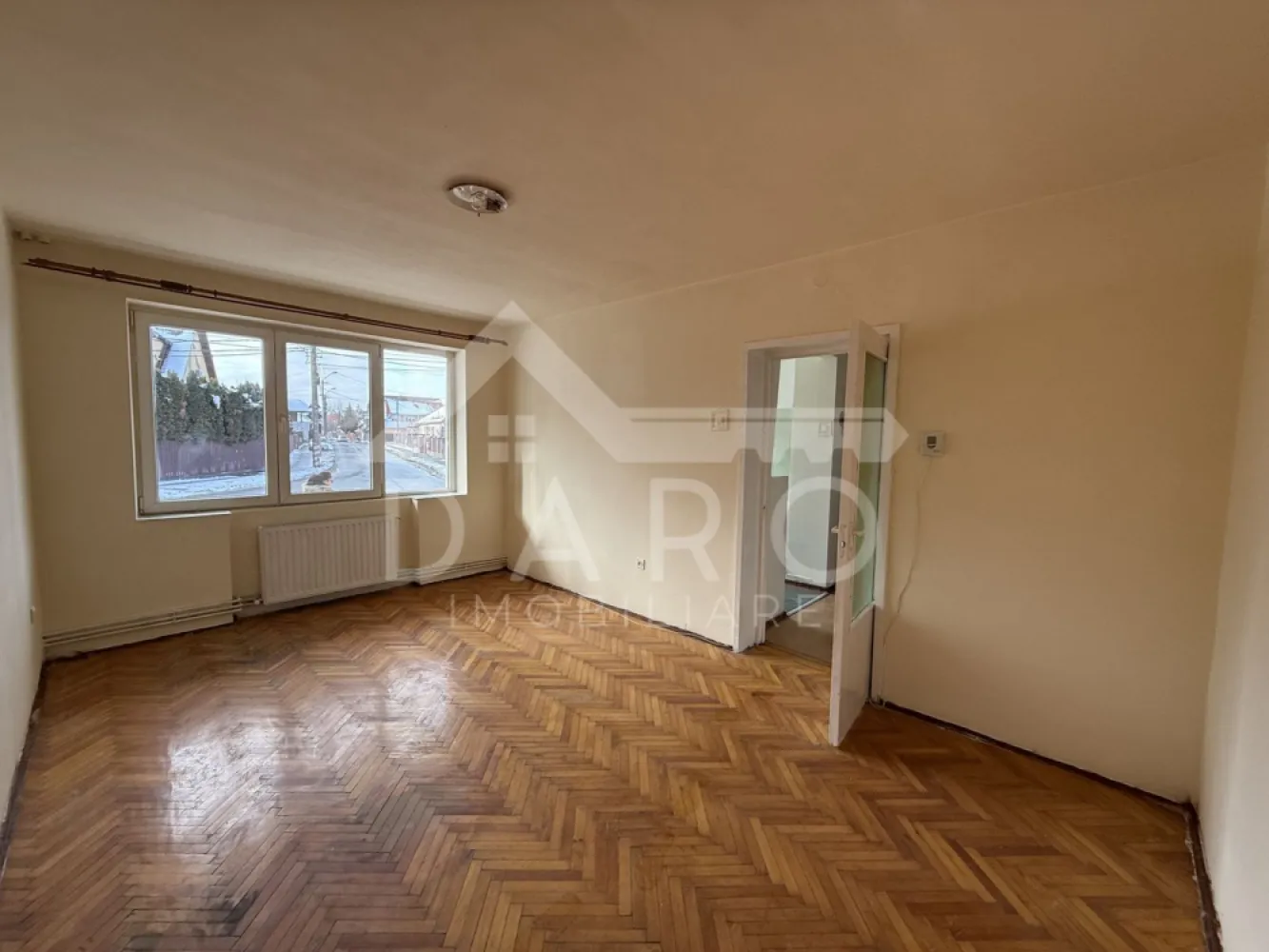 Vindem apartament cu doua camere situat in zona pietei Dacia,din Tudor