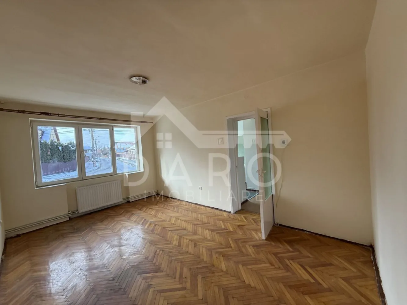Vindem apartament cu doua camere situat in zona pietei Dacia,din Tudor