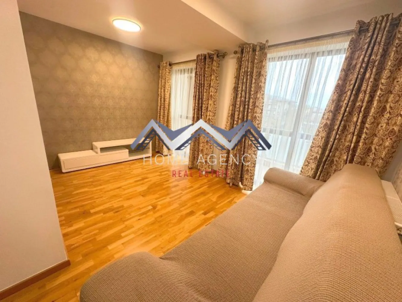 Apartament foarte generos 3-4 camere | ideal familii | 2 locuri de parcare - Vă propunem, spre închiriere, un apartament foarte spațios, decomandat, ideal pentru o familie sau pentru cei care își doresc confort, funcționalitate și flexibilitate în organizarea spațiului, situat în cadrul complexului Gran Residencia din Otopeni, un ansamblu cunoscut pentru standardele ridicate de confort, securitate și calitatea construcției. Apartamentul este decomandat, poziționat la etajul 1, și beneficiază de o compartimentare eficientă, care separă clar zona de zi de zona de noapte. La intrare regăsim un hol generos de acces, ce conduce către bucătăria închisă, complet mobilată și echipată. Living-ul este luminos, cu acces direct spre balcon, oferind un spațiu ideal pentru relaxare. În zona de zi, există și o baie de serviciu, foarte utilă pentru oaspeți. Zona de noapte este delimitată printr-o ușă, oferind intimitate și liniște. Aici avem un hol cu multiple spații de depozitare, ideal pentru organizare. Compartimentarea continuă cu: - o cameră de copil, mobilată cu pat de o persoană și baie proprie cu cabină de duș; - un dormitor separat; - o baie principală pe hol, dotată cu cadă; - o cameră suplimentară (fără ușă), cu acces către un al doilea balcon, ce poate fi utilizată flexibil: birou, dressing, cameră de oaspeți sau spațiu de relaxare. Un mare avantaj al proprietății îl reprezintă cele două locuri de parcare incluse în preț – unul subteran și unul suprateran. Complexul oferă un nivel ridicat de confort și siguranță: acces securizat, pază permanentă, lift și spații comune bine întreținute, fiind ideal pentru cei care își doresc un mediu liniștit și protejat. Apartamentul impresionează prin suprafața generoasă, compartimentarea practică și versatilitatea spațiului, fiind potrivit atât pentru familii, cât și pentru cei care lucrează de acasă. Pentru mai multe detalii sau programarea unei vizionări, vă stau cu drag la dispoziție. }}