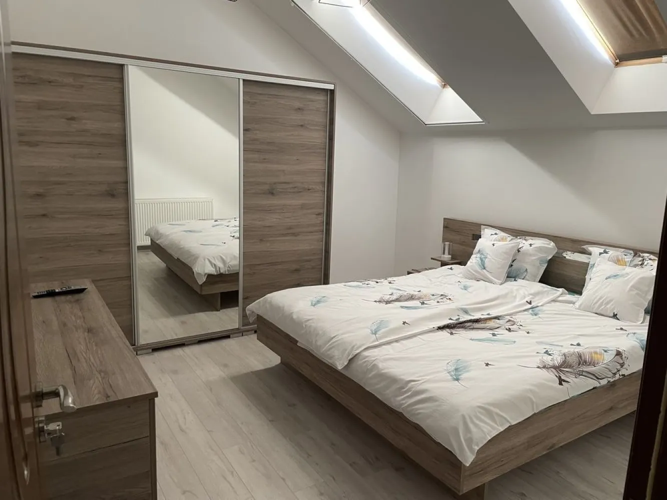 BRASADAS vinde ap 2 cam mobilat, recent renovat. - Agenția imobiliara apartament cu 2 camere , recent renovat , mobilat integral , situat la etajul 3 /4 in zona semicentrala(periferia Titulescu) , cu parcare in curte , terasa , 2 climauri , acoperis nou. Apartamentul se vinde cu tot (televizoare, masina de spalat rufe , vase ...)include si loc de parcare privata in curte . www.brasadas.com. }}