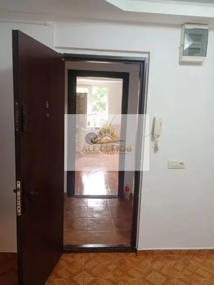 Apartament de Vanzare - 2 Camere - 36 mp - Zona Eroii Revolutiei - Va propun spre vanzare un apartament cu 2 camere, decomandat, situat la parter. Locuinta este foarte bine compartimentata si ofera un spatiu confortabil, potrivit atat pentru locuit cat si pentru investitie.

Amplasare intr-o zona linistita, acces facil la mijloace de transport, magazine si alte puncte de interes.